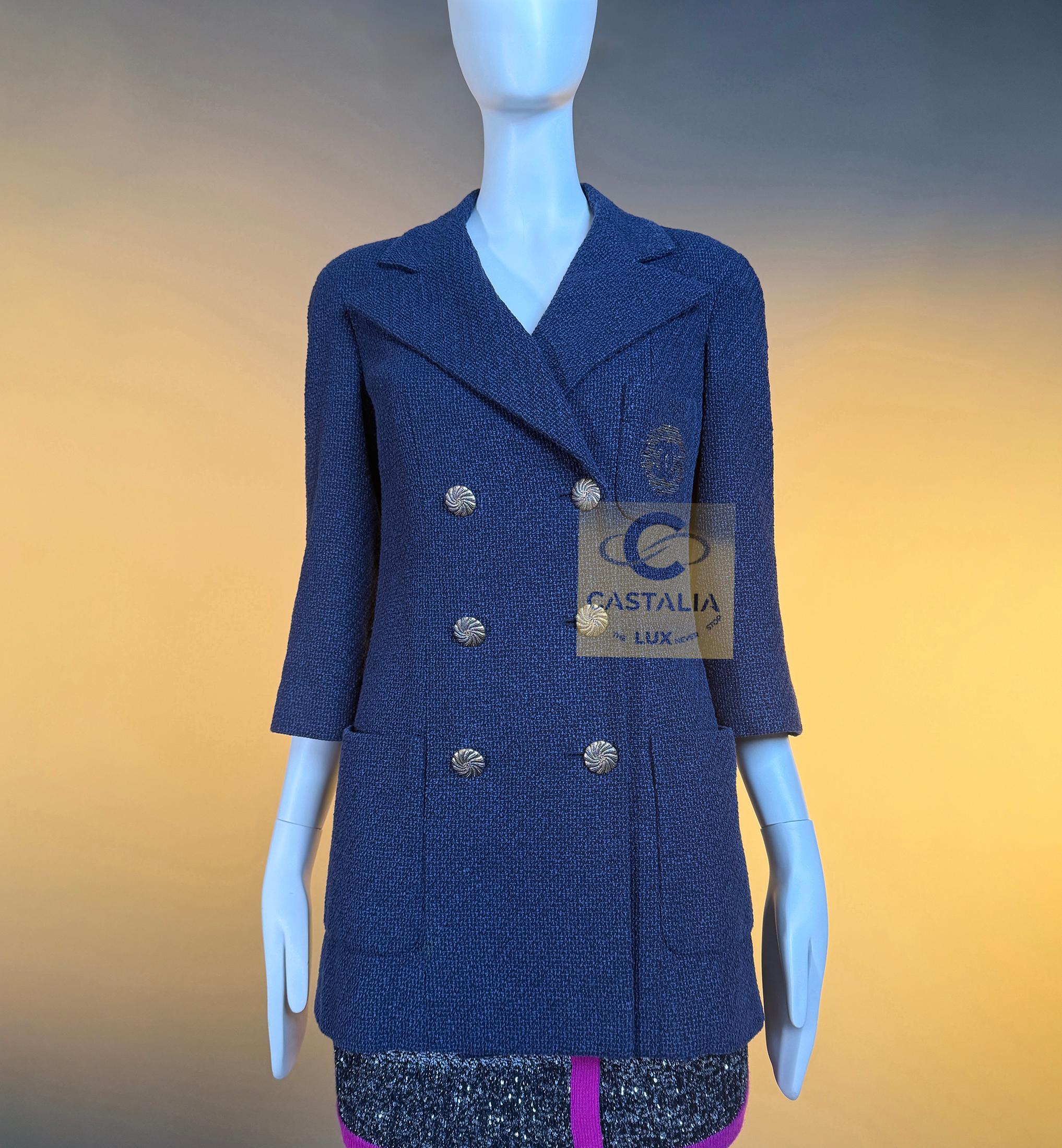 CHANEL Neue ikonische Tweedjacke mit CC-Aufnäher 42 FR im Angebot 4