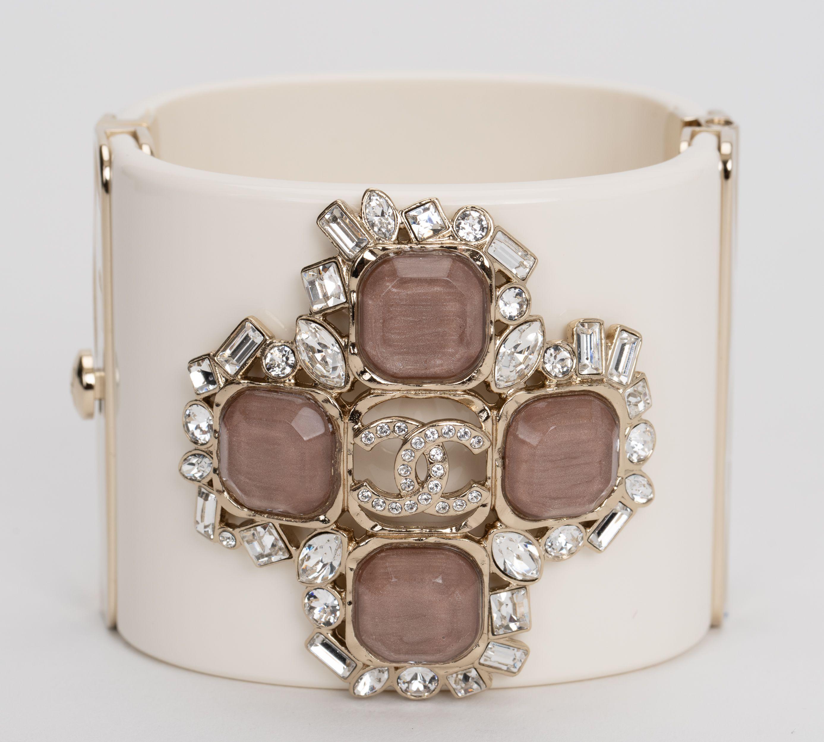 Chanel new in box CC Resin Wide Cuff Bracelet. Perfect for dressing up or down, features CC logo within an embellished design. Spring 2023 collection. Cream resin and pink gripoix.
Size small.