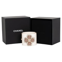 Chanel Neu In Box CC Harz-Manschettenknöpfe Creme