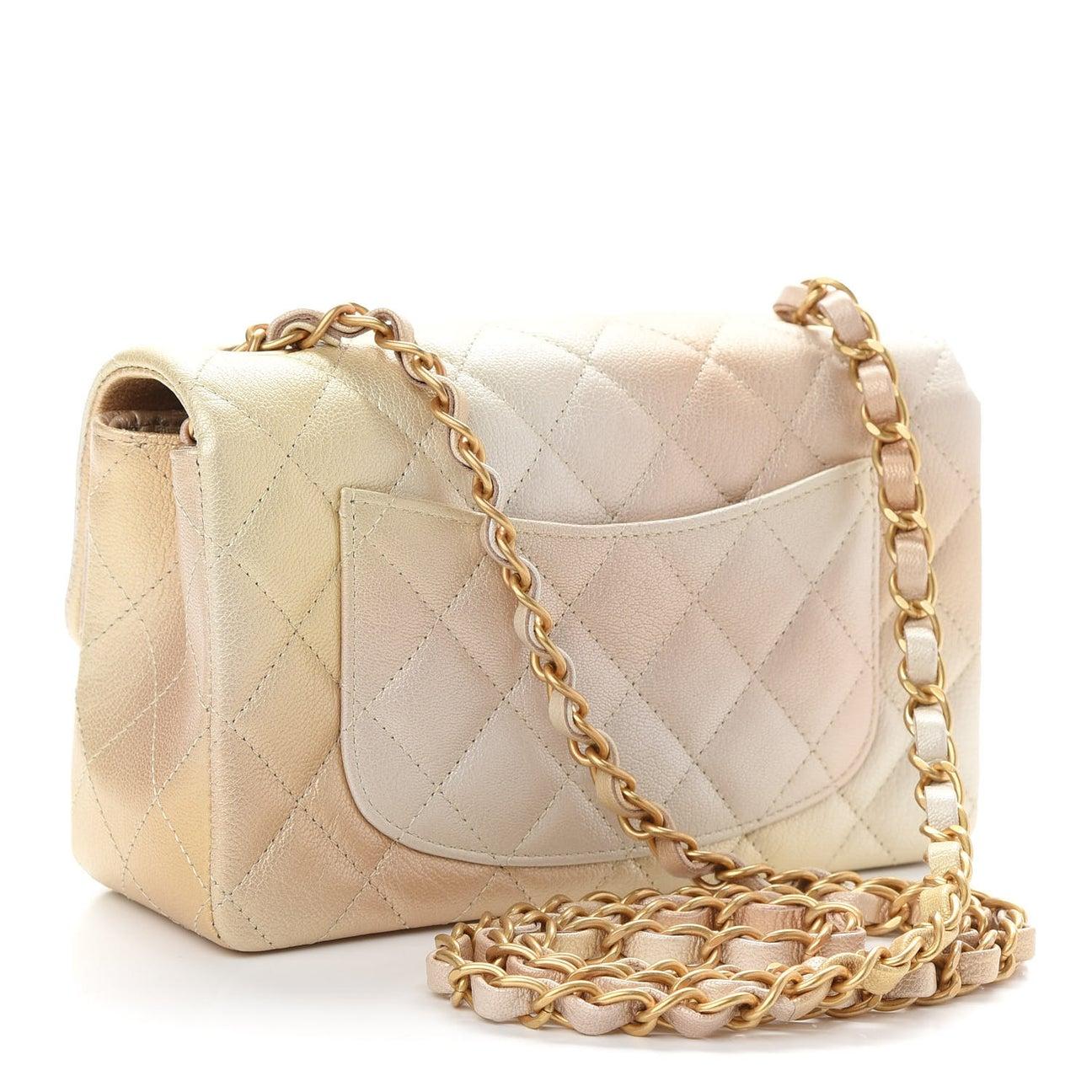Kleine CHANEL-Schultertasche aus elfenbeinfarbenem, goldenem und rosa schillerndem Leder (Beige) im Angebot
