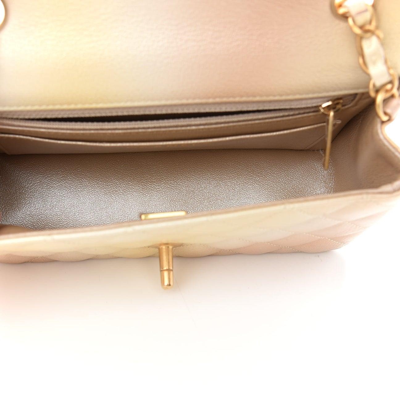 Kleine CHANEL-Schultertasche aus elfenbeinfarbenem, goldenem und rosa schillerndem Leder im Zustand „Neu“ im Angebot in Chicago, IL