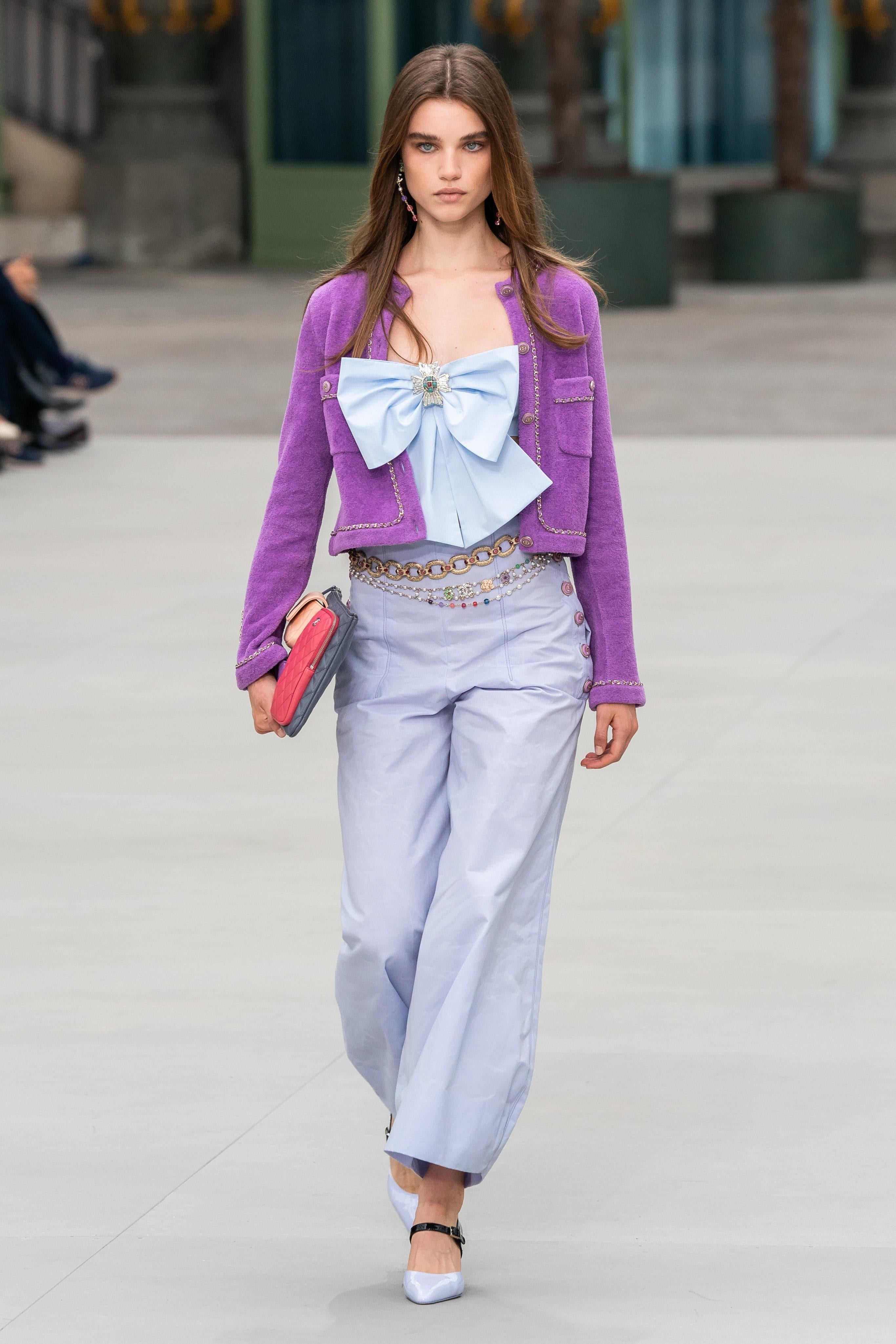 As seen on many celebs including Jennie Kim!
Iconic Chanel peach fluffy jacket with chain link trim: from Runway of 2020 Cruise Collection / COCO EXPRESS /
Size mark 38 FR. Kept unworn.