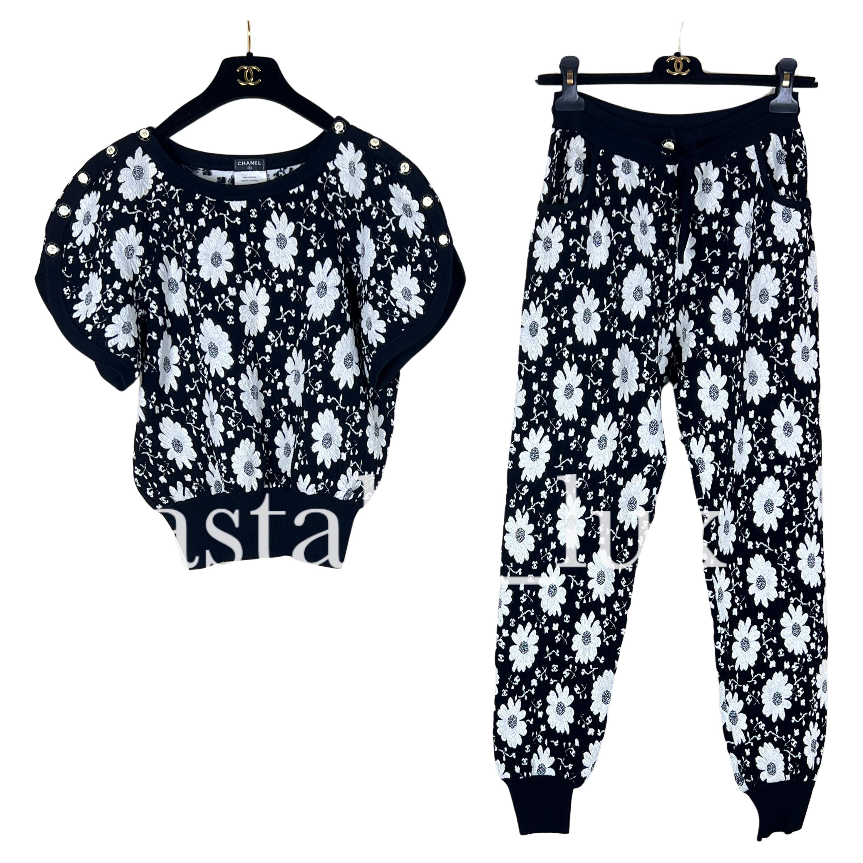 New stunning Chanel relaxed suit with CC Logo and Camellia pattern from Paris / SINGAPORE Collection
As seen on Katy Perry!
- CC logo buttons at top's shoulders and center front of pants
Size mark 36 FR. Never worn.