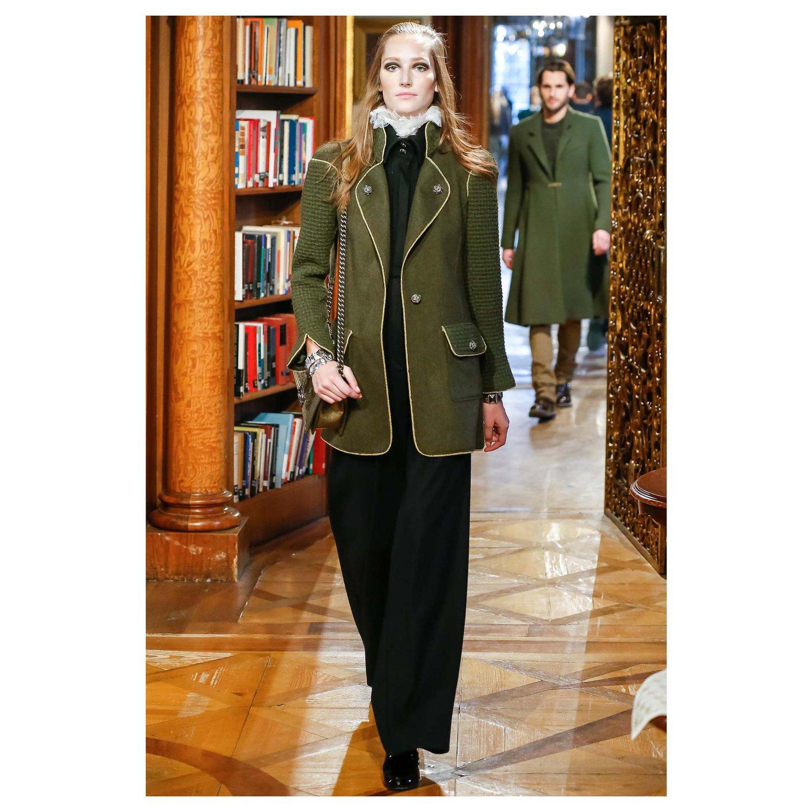 Stunning Chanel khaki tweed jacket / coat from Runway of Paris/ SALZBURG Collection, 2015 Pre-Fall Metiers d'Art, 15A
As seen on Kris Jenner!
Size mark 40 FR. Never has been worn. Retail price ca. 8,800$
- CC logo jewel gripoix buttons
- waffle