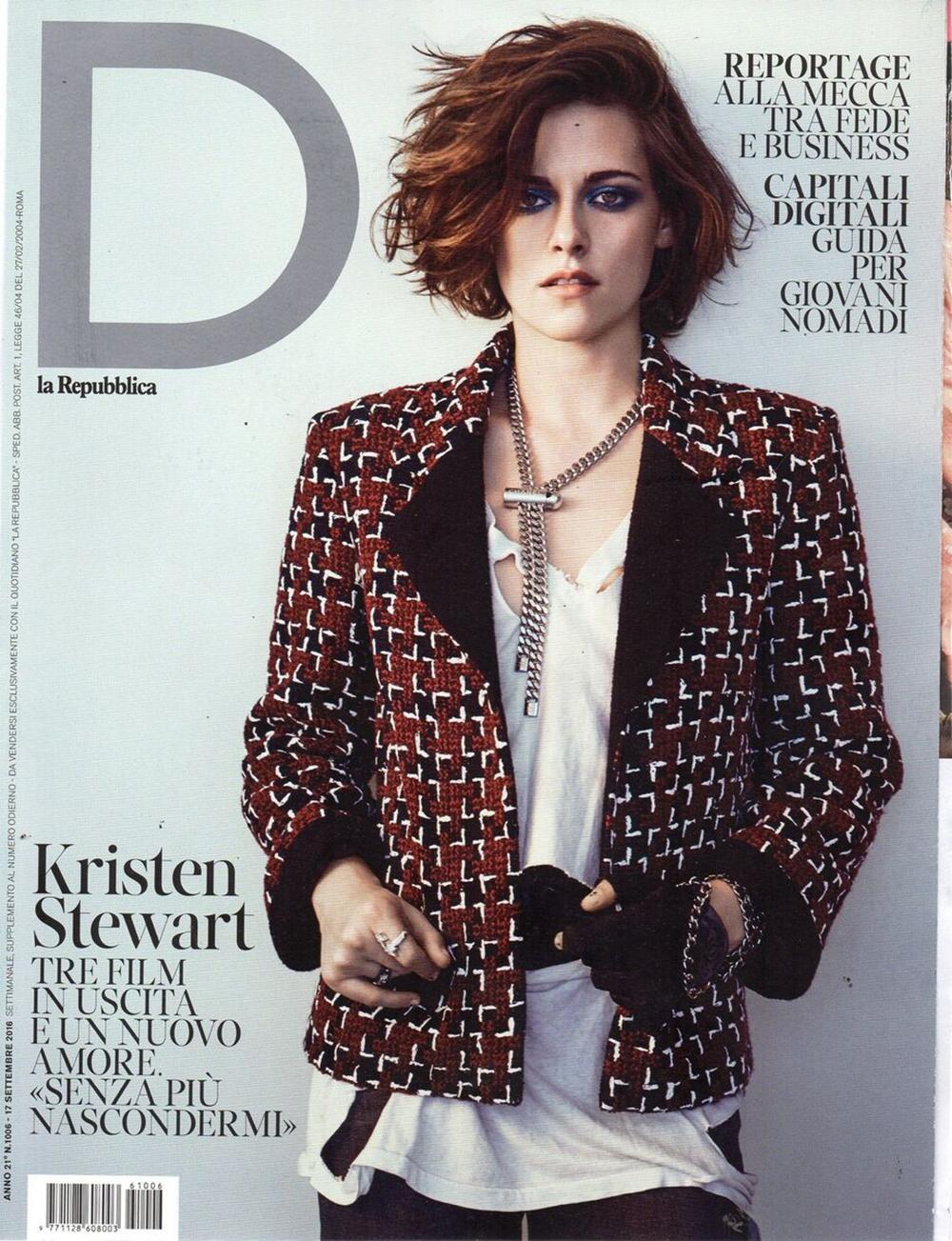 Famous Chanel burgundy tweed jacket ~ from Ad Campaign of COCO Brasserie 2015 Collection by Maestro Lagerfeld
~ As seen on many celebs and magazine covers!
Size mark 42 FR / Condition: never worn
- CC logo buttons
- timeless houndstooth pattern
-