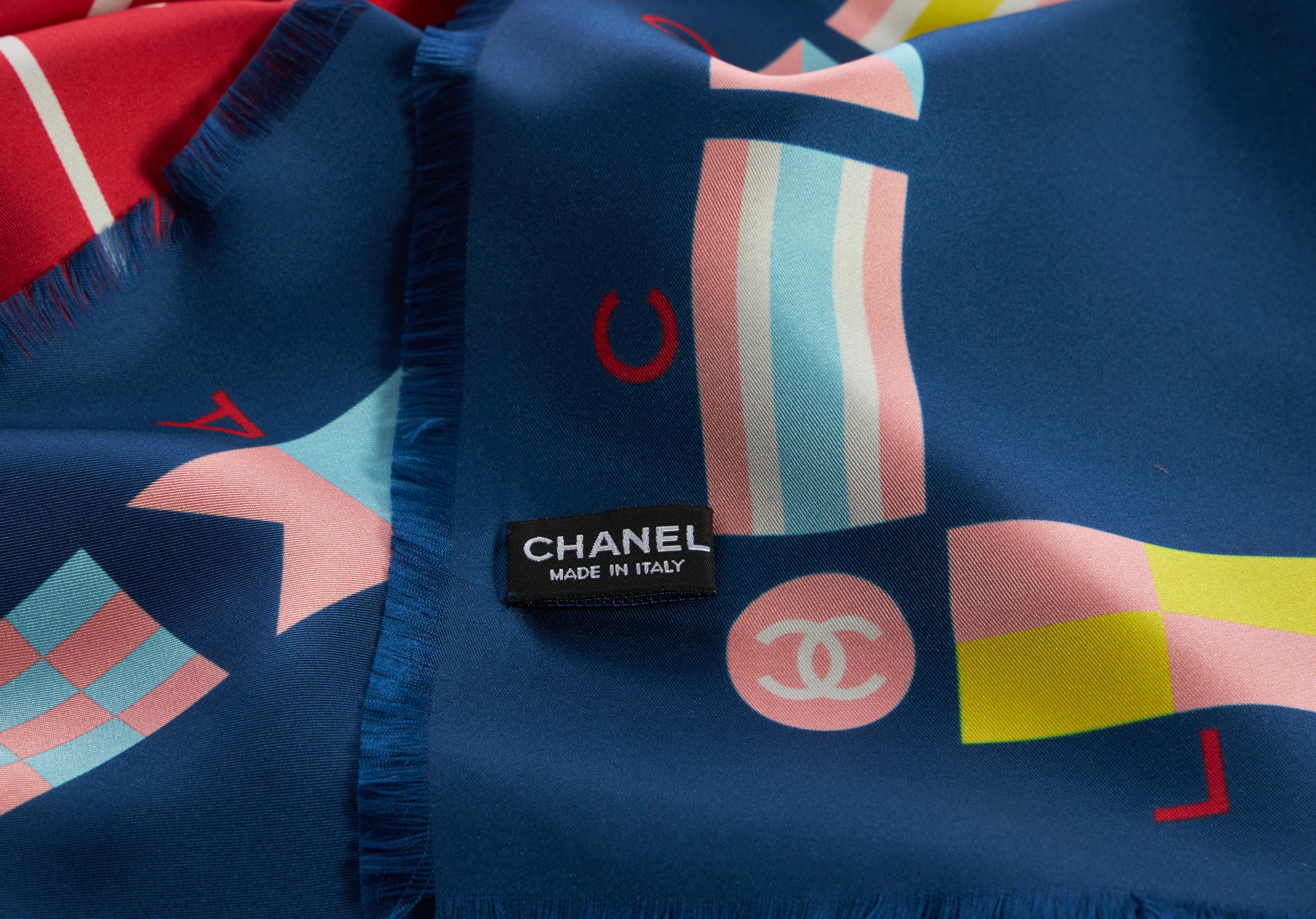 Violet Châle en soie bleu marine La Pausa de Chanel, Neuf en vente