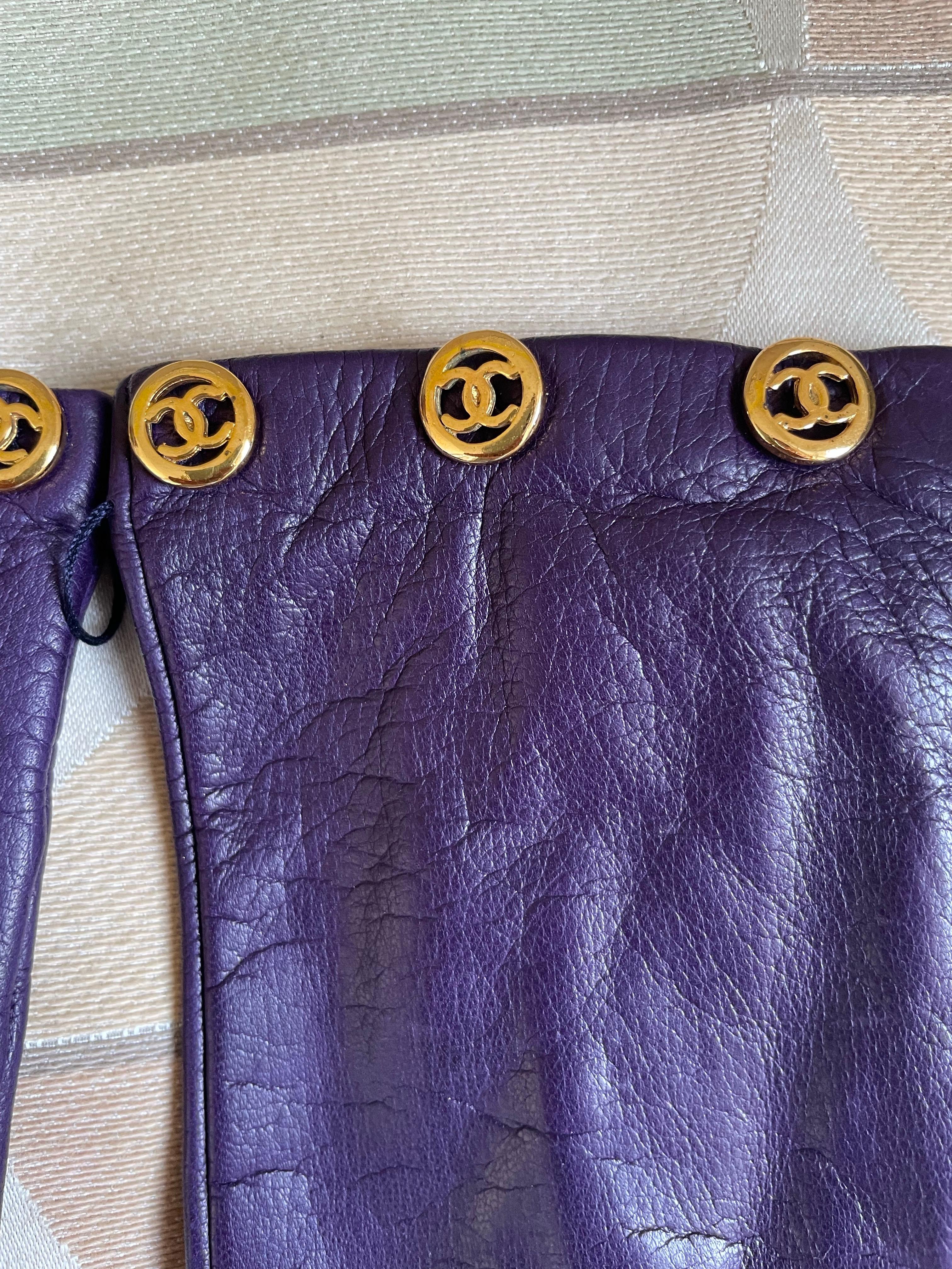 Un bel paio di guanti Chanel. Nuovo con etichetta. Logo CC Monogram. taille 7 3/4. Bel colore viola.