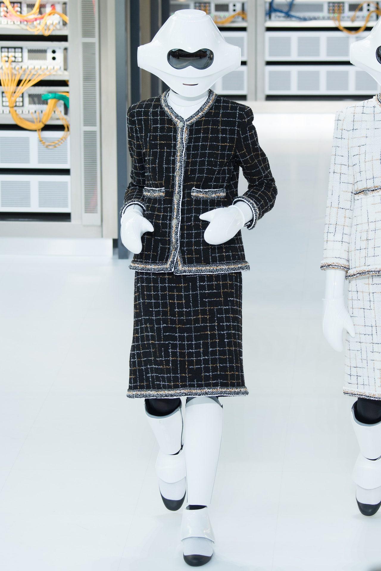 Nueva Chaqueta legendaria Chanel de tweed negro ~ de la colección Runway of ROBOT ~ de Karl Lagerfeld
~ ¡Una de las chaquetitas negras más codiciadas de todos los tiempos!
~ como se ve en Ad Campaign y en las portadas de las revistas
/ Talla marca