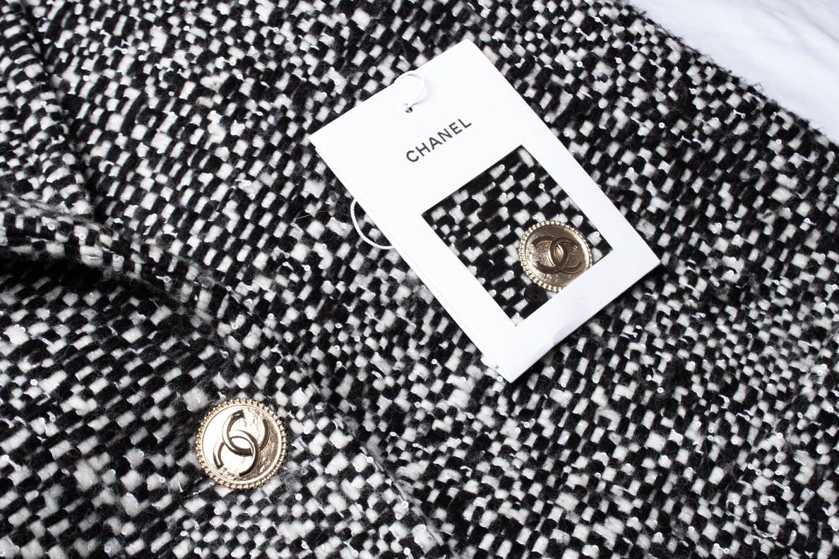 New black and white lesage tweed coat Chanel from fresh collection.
- hand-embellished with tiniest sequins
- tonal silk lining
Size mark 38 FR. 