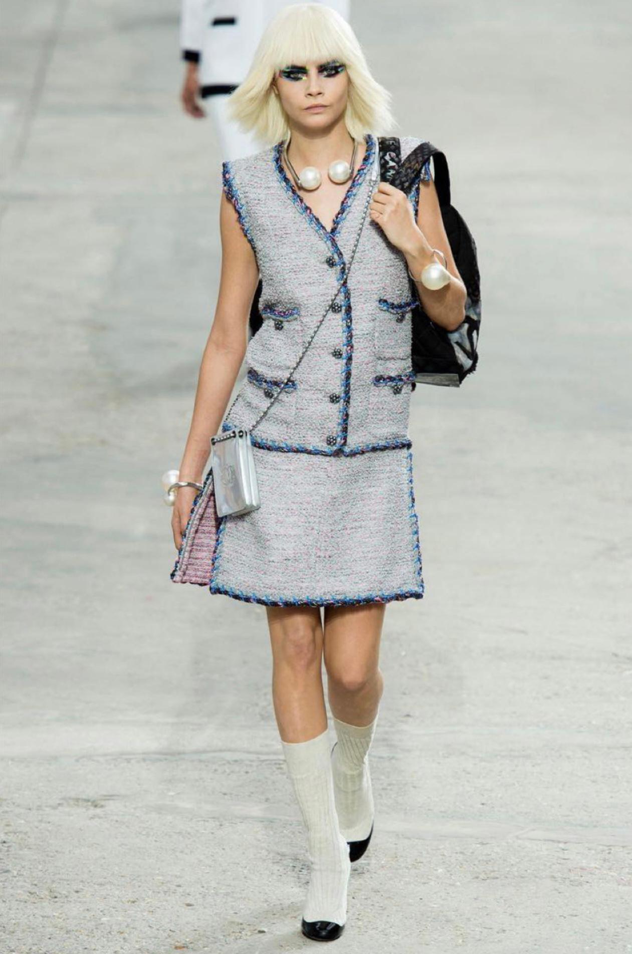 Nouvelle célèbre robe en tweed marine Chanel de la Collection 'Contemporary Art' printemps 2014 de Karl Lagerfeld.
Prix boutique 8,760
Modèle vu sur de nombreux Look on Catwalk !
Taille 36 FR. Jamais porté.