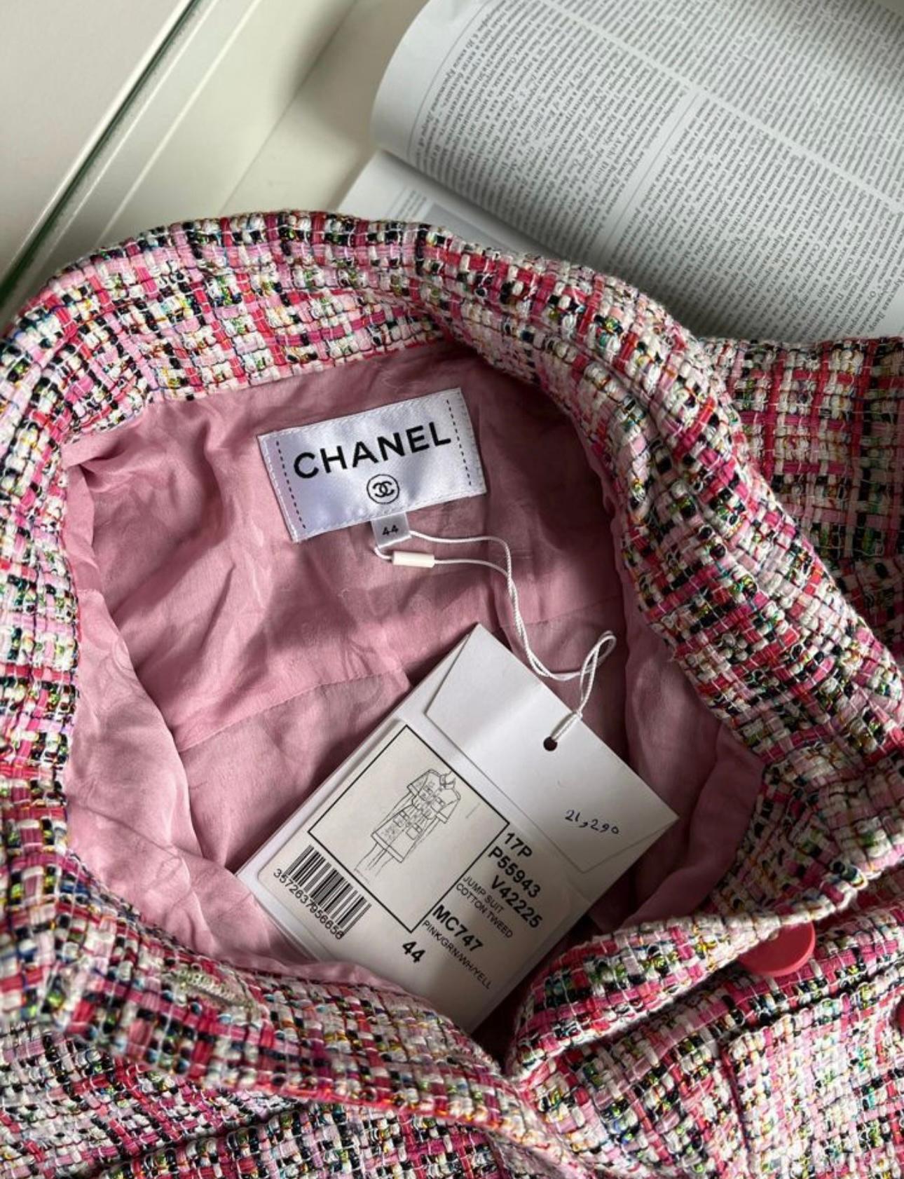 New Chanel pink jumpsuit made of most precious Lesage tweed!
- CC logo hologram 'lionhead' buttons
- tonal silk lining
Size mark 44 FR. Comes with tag attached.