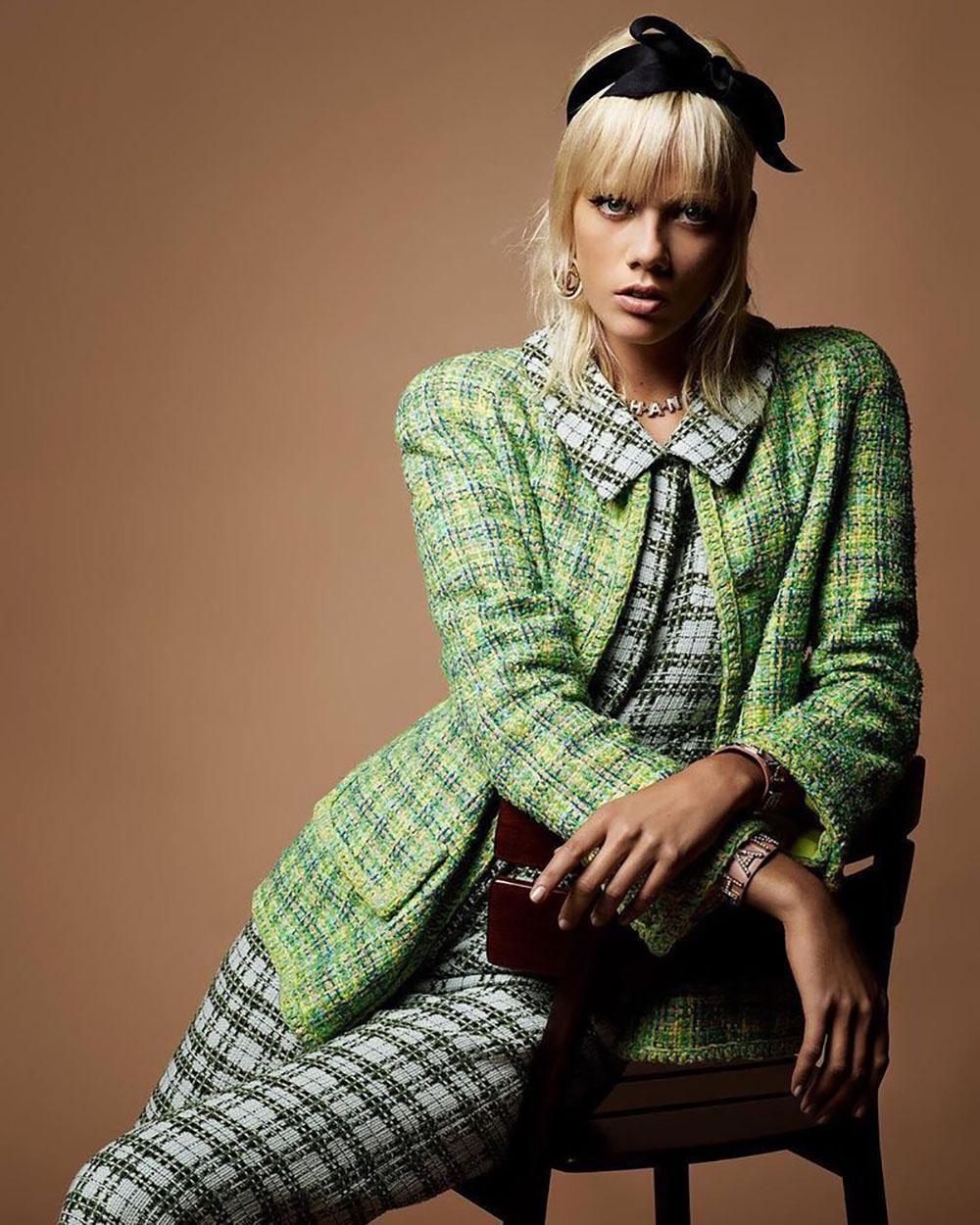 Favolosa giacca Chanel in tweed verde lime Lesage della Collection'S 2019: come si vede nella Campaigner!
Il prezzo su e-bbay per lo stesso modello è attualmente di 5.100 dollari
- Pulsanti con logo CC
- fodera in seta tono su tono con camelie,