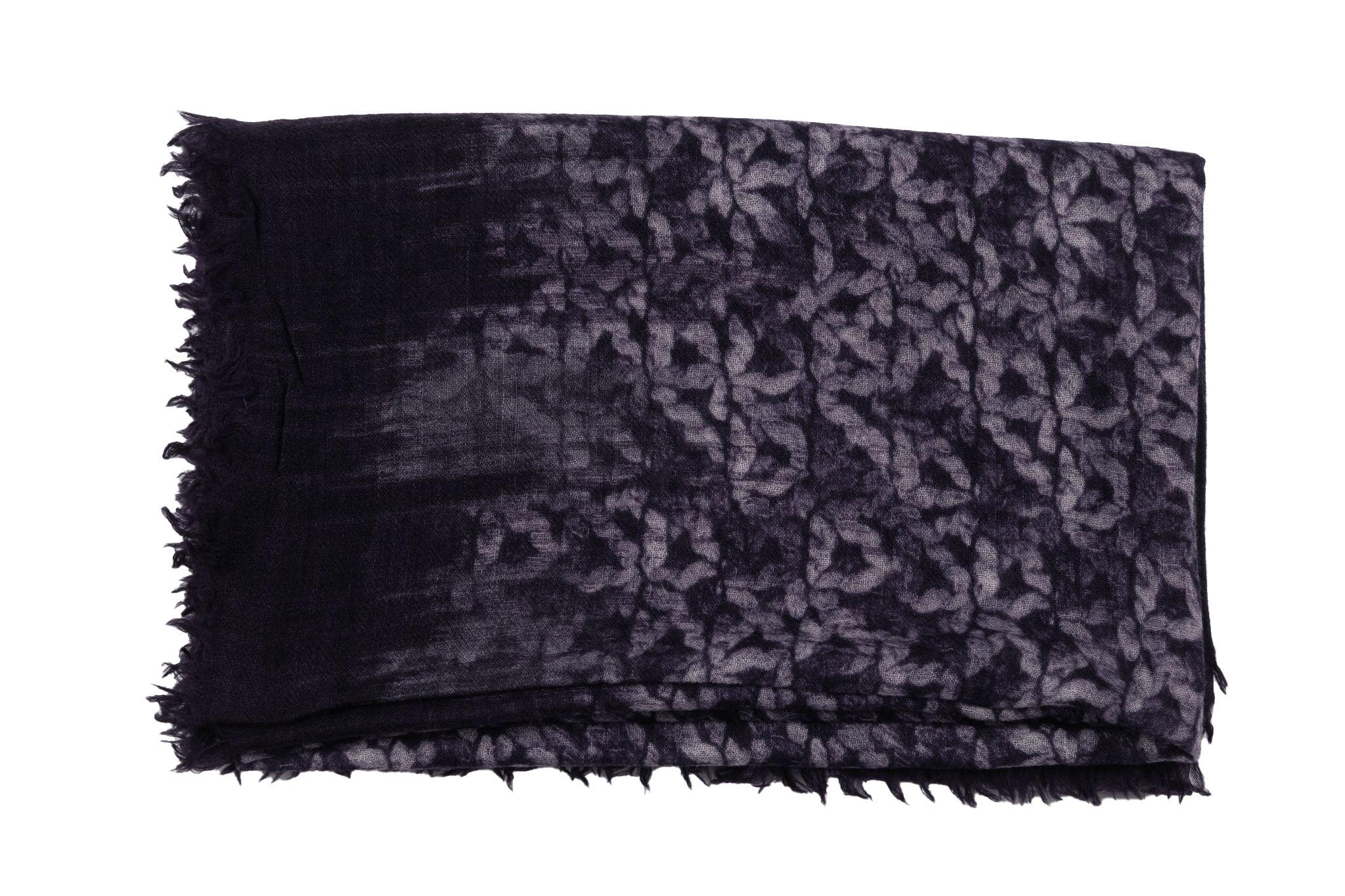 Chanel new multi logo purple cashmere shawl. Très léger et délicat.