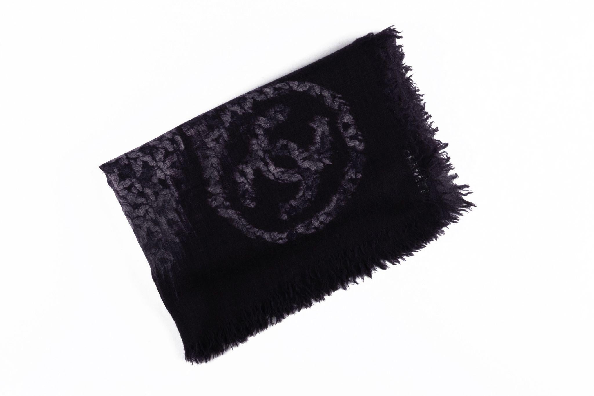 Questo scialle in cashmere viola Chanel New Logo è di un bellissimo viola intenso. Misura 72