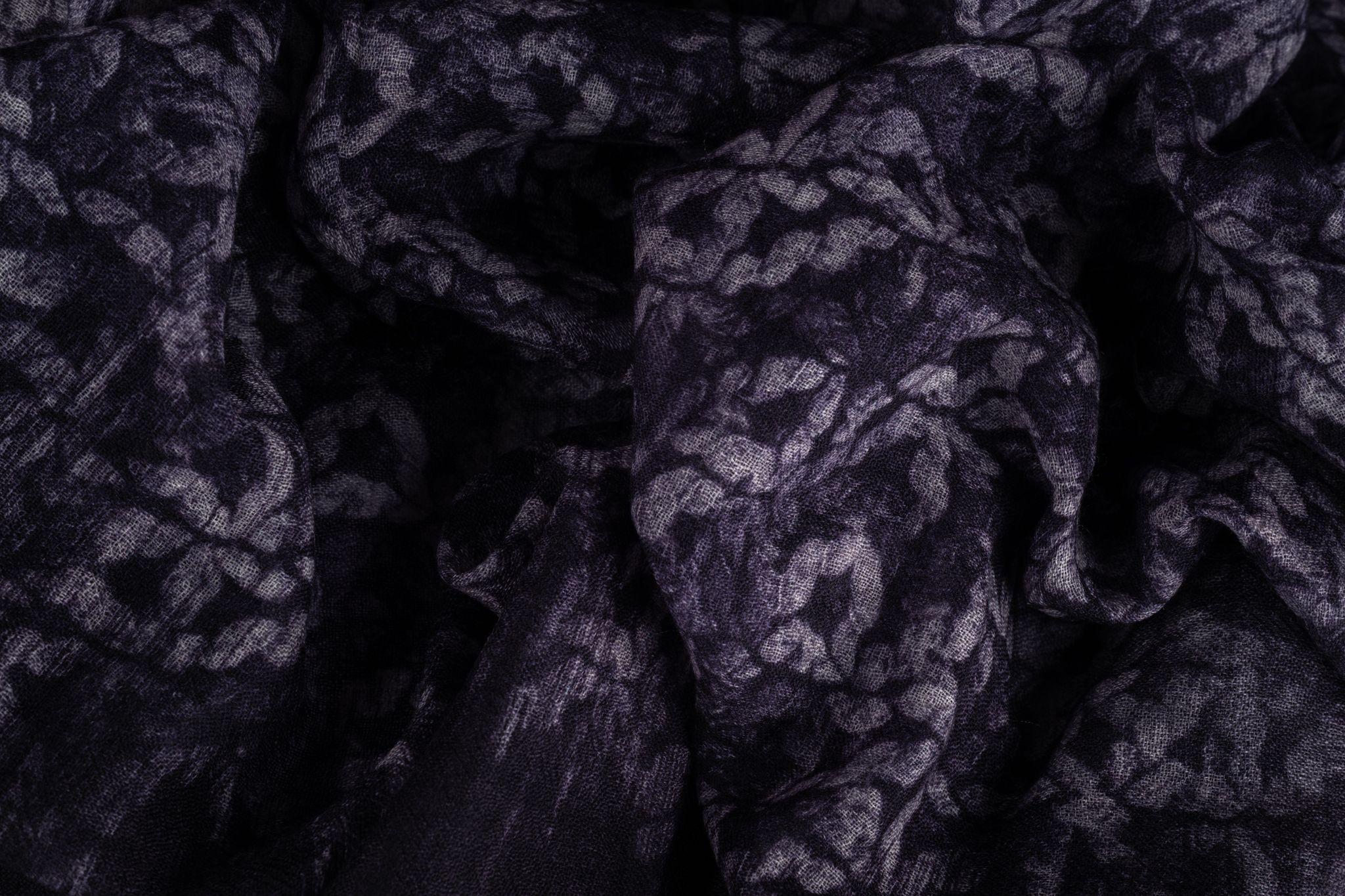 Nero Scialle in cashmere viola Chanel New Logo in vendita