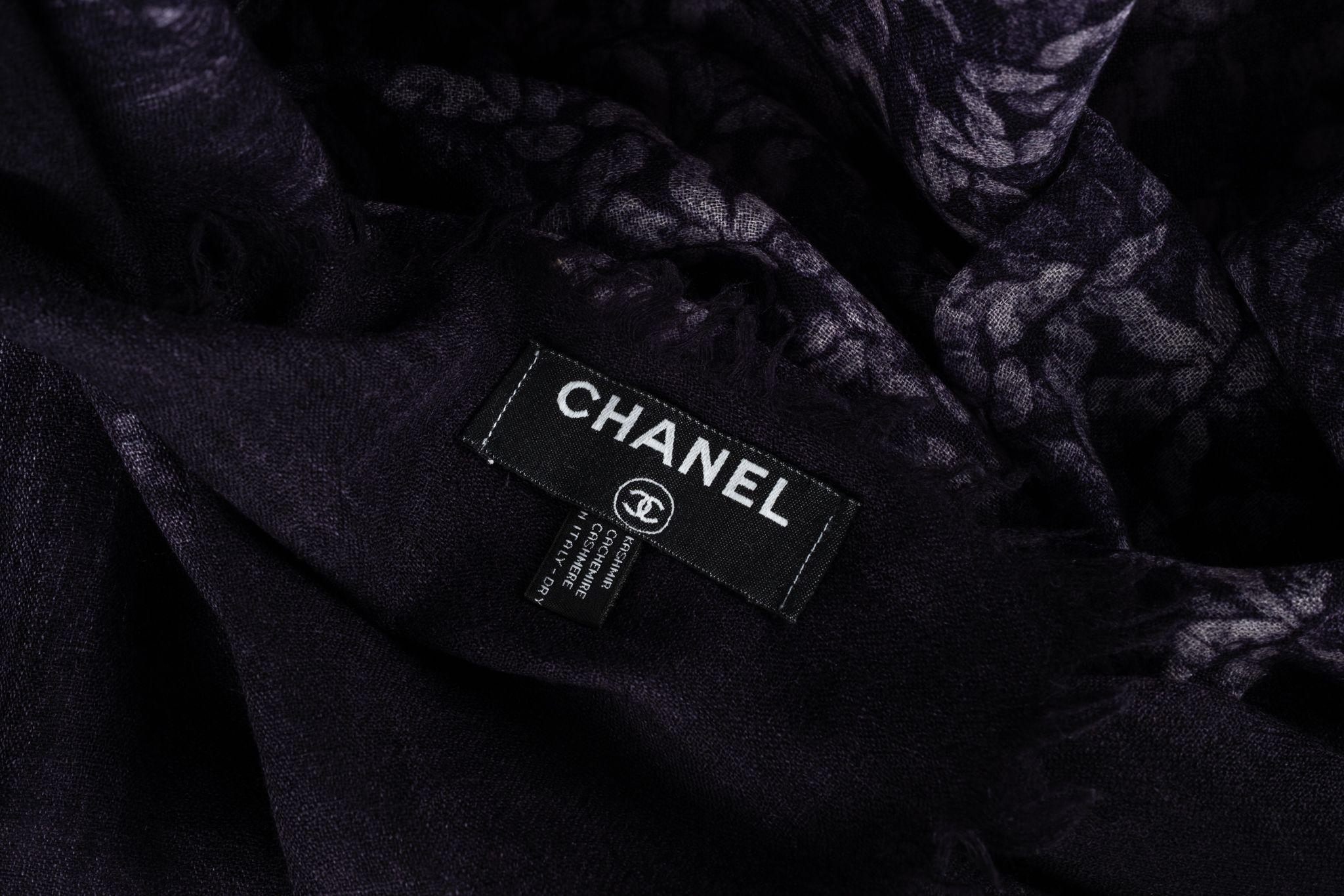 Donna Scialle in cashmere viola Chanel New Logo in vendita