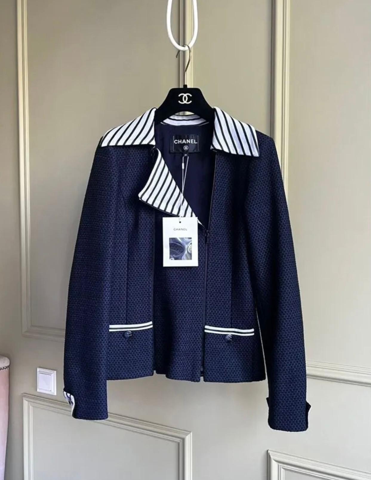 New Chanel maritime navy tweed jacket with CC logo buttons.
Size mark 34 FR. Comes with tag.