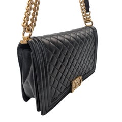 Bolso «New Medium Boy» de Chanel, en piel de cordero acolchada negra
