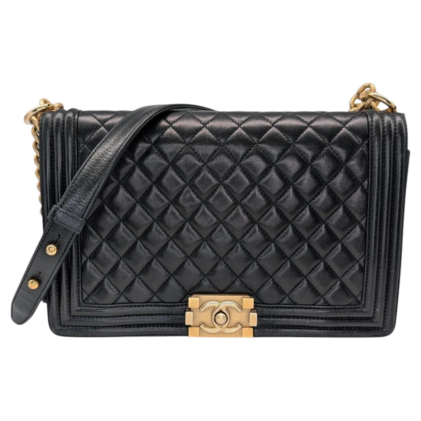 Junge Boy Chanel Handtasche