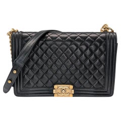 Bolso «New Medium Boy» de Chanel, en piel de cordero acolchada negra