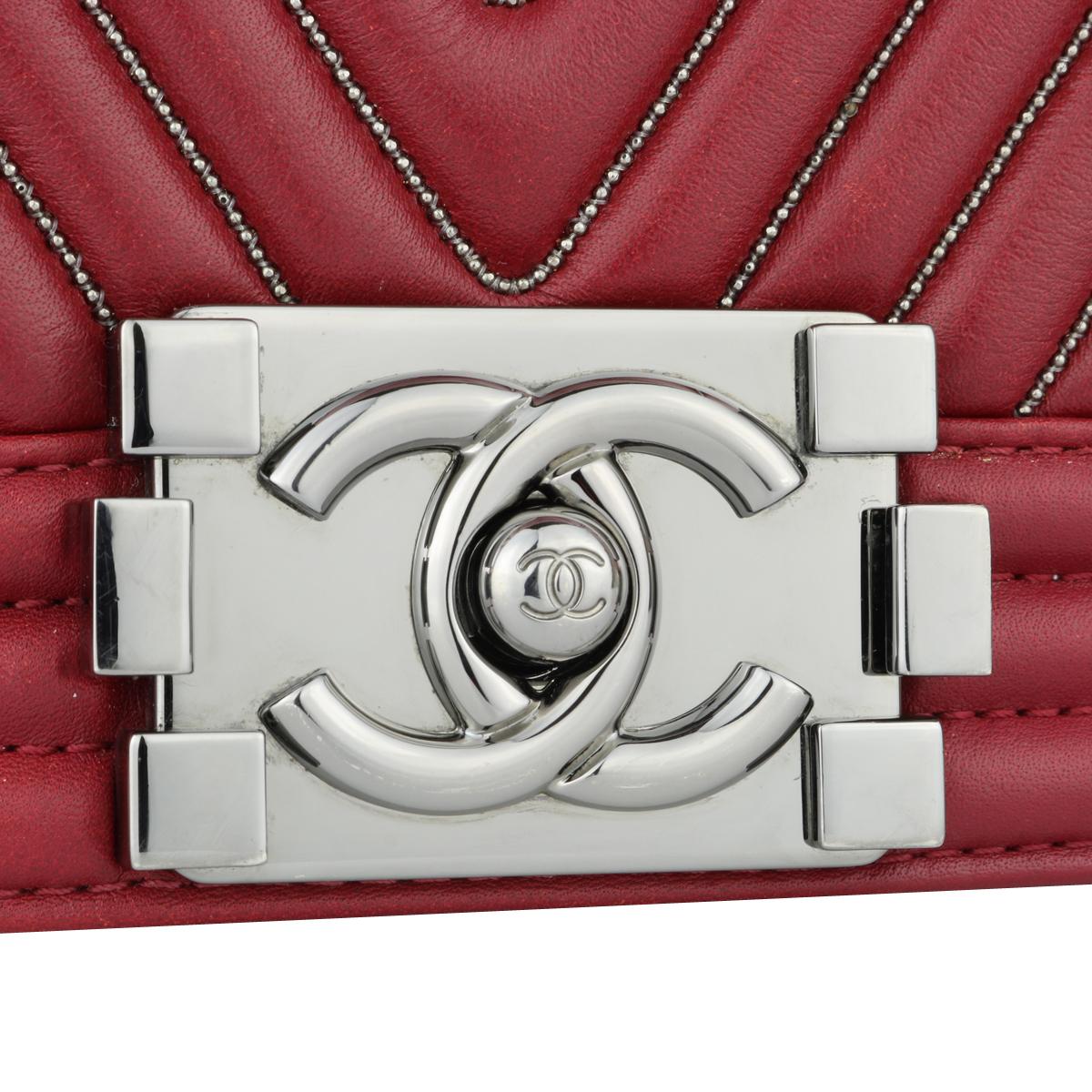 CHANEL New Medium Chevron Boy Bag Dark Red Embroidered Calfskin Gunmetal HW 2014 In Good Condition For Sale In Huddersfield, GB