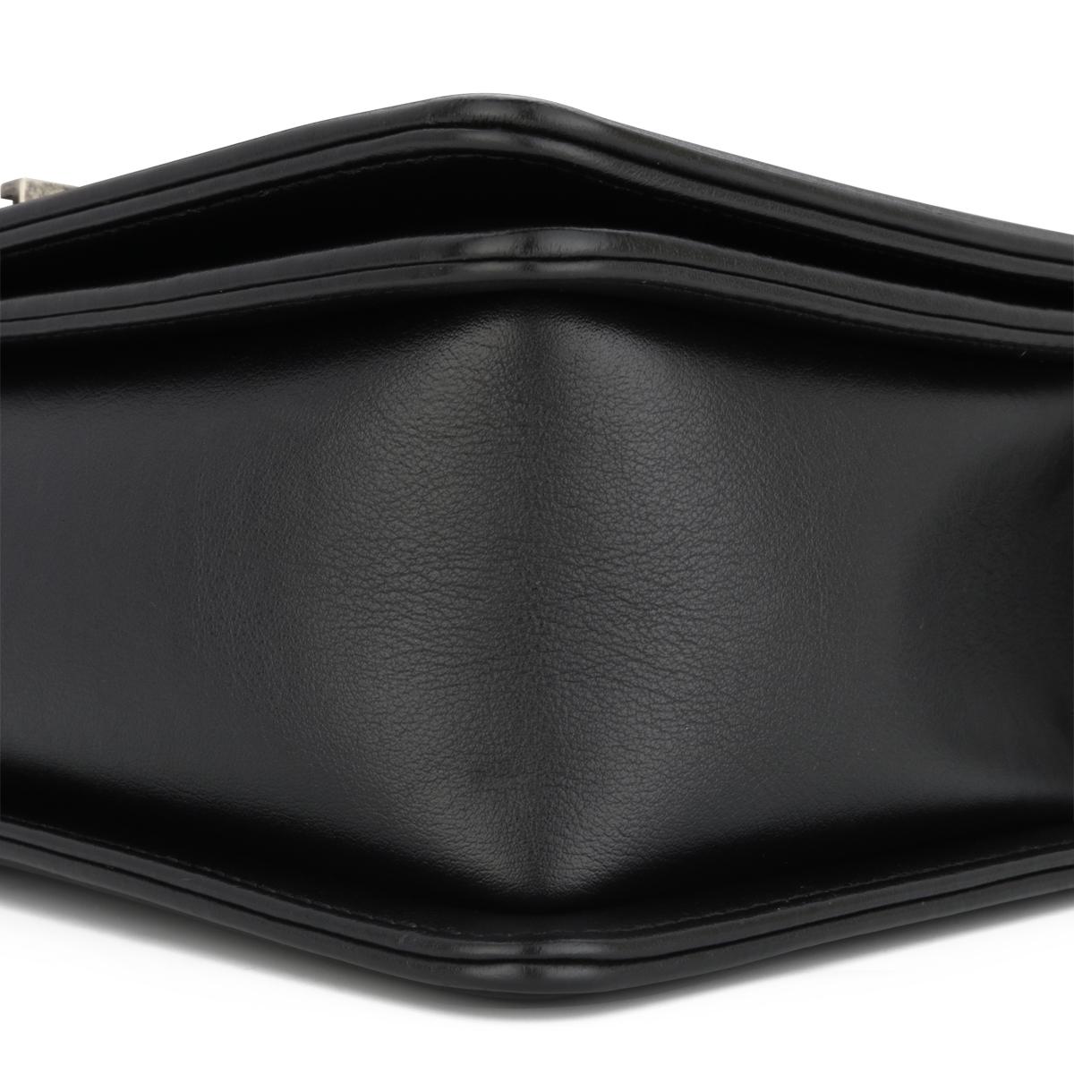 CHANEL Neue Medium gesteppte Boy Bag aus schwarzem Kalbsleder mit Rutheniumbeschlägen 2015 im Angebot 6