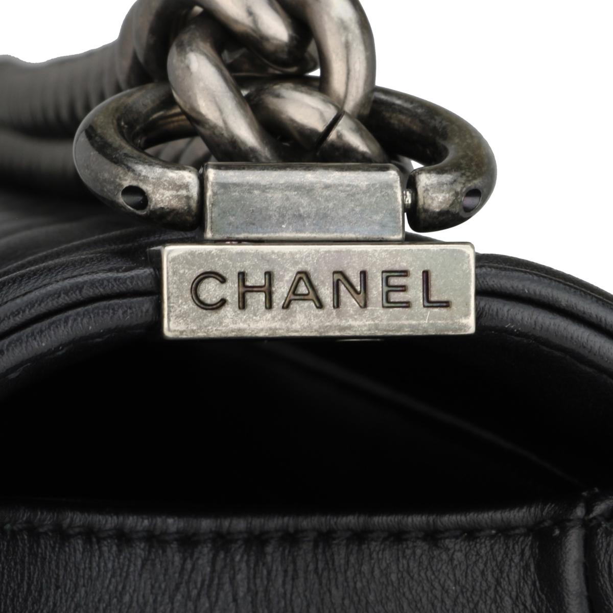 CHANEL Neue Medium gesteppte Boy Bag aus schwarzem Kalbsleder mit Rutheniumbeschlägen 2015 im Angebot 3