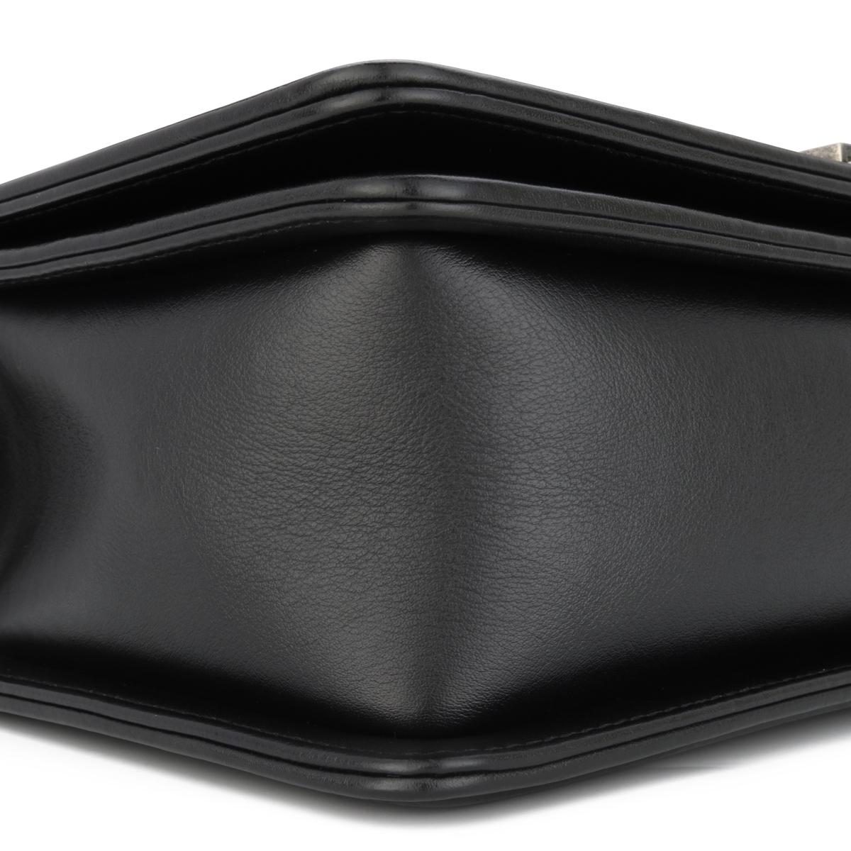 CHANEL Neue Medium gesteppte Boy Bag aus schwarzem Kalbsleder mit Rutheniumbeschlägen 2015 im Angebot 5