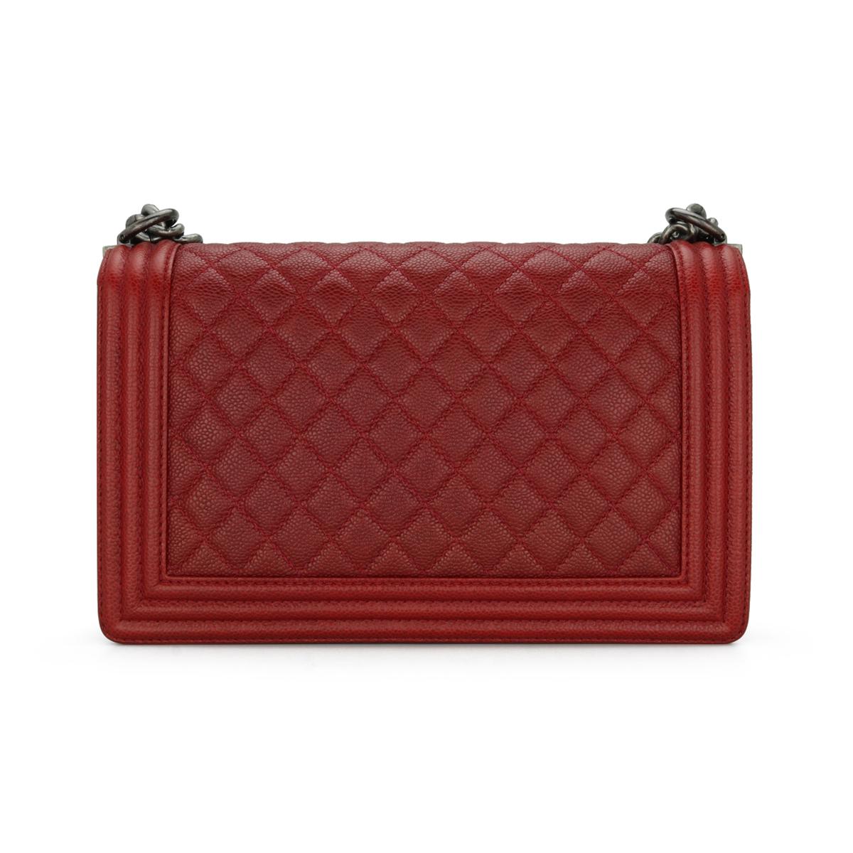 CHANEL Nouveau Sac Boy matelassé en caviar rouge foncé avec détails en ruthénium 14B Bon état - En vente à Huddersfield, GB