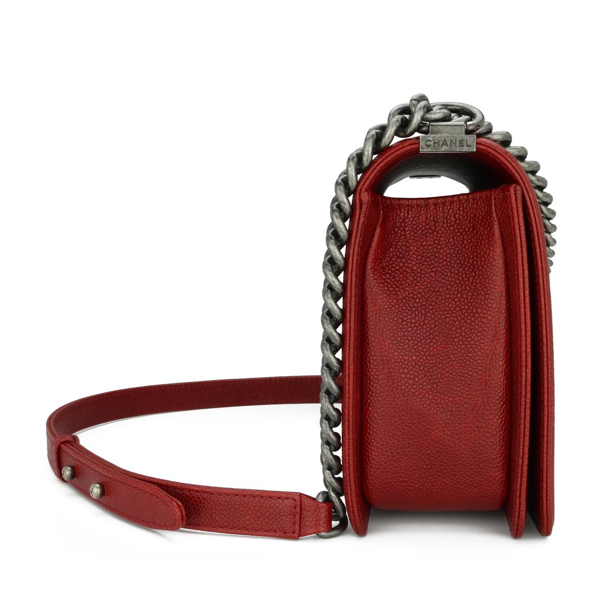 Femenino o masculino CHANEL Nuevo Bolso Chico Acolchado Mediano en Caviar Rojo Oscuro con Herrajes de Rutenio 14B en venta