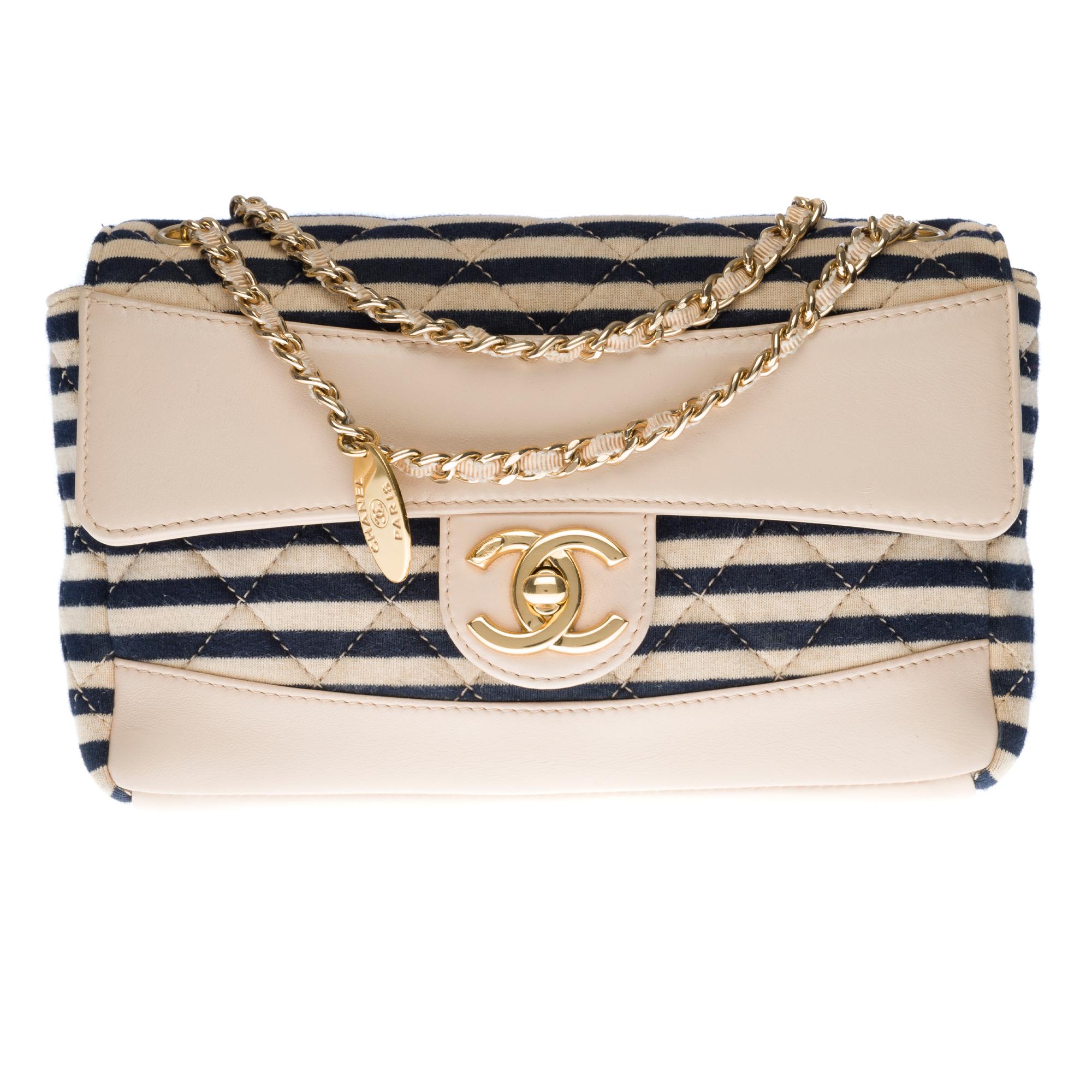 The Stunning & Rare shoulder bag Chanel New Mini Timeless single Flap bi-material beige leather and cotton striped quilted navy blue accompanied by his wallet, gold metal hardware, chain-chain gold metal intertwined with beige ribbon wearing a charm
