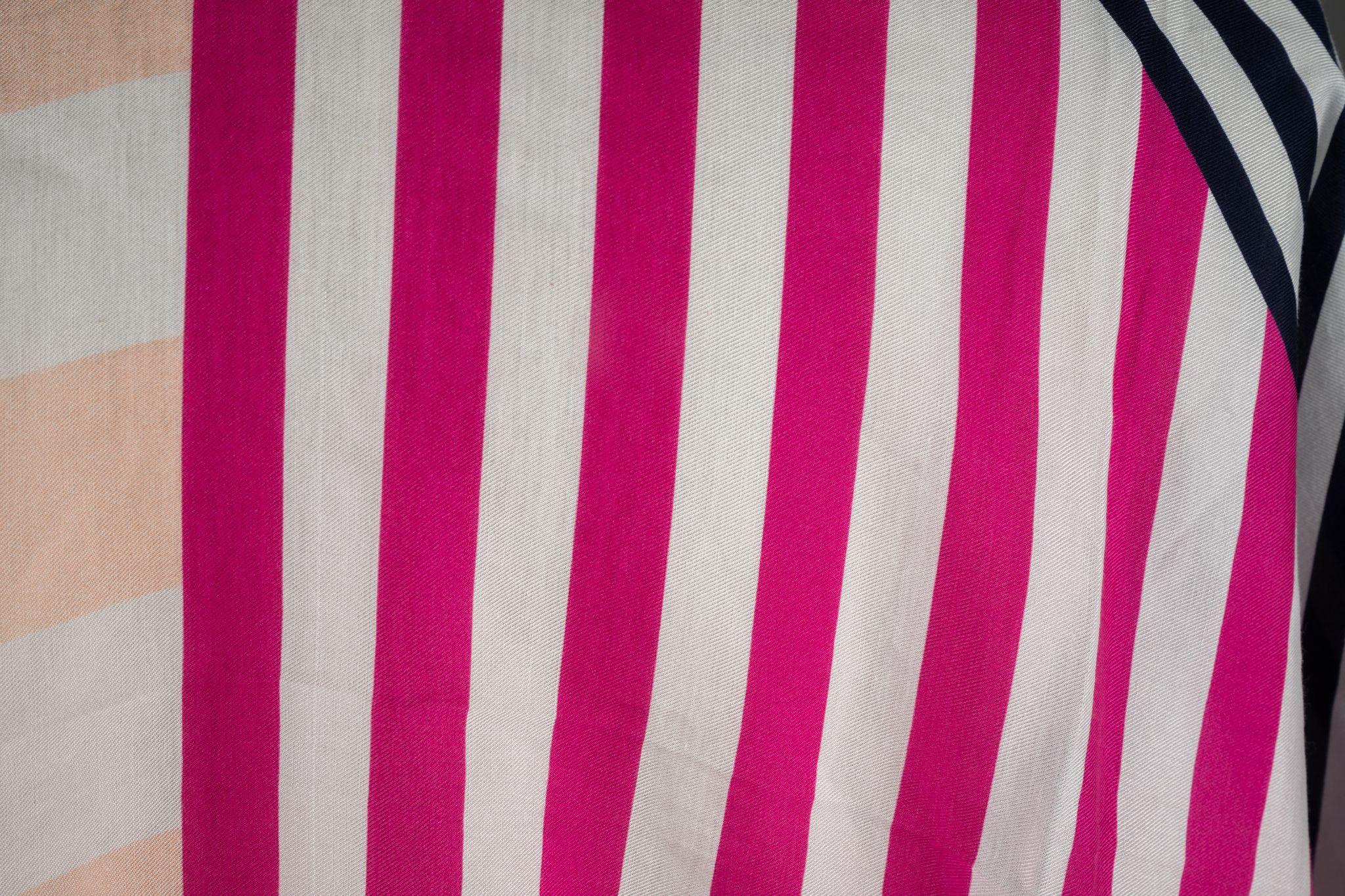 Grigio Scialle in seta a righe multiple di Chanel New &New in vendita