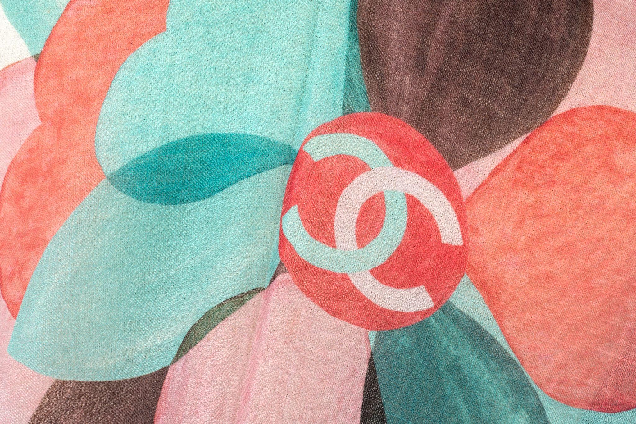 Chanel neuer Kamelien-Kaschmir-Schal. Multicolor-Kombination. Pflegeetikett angebracht