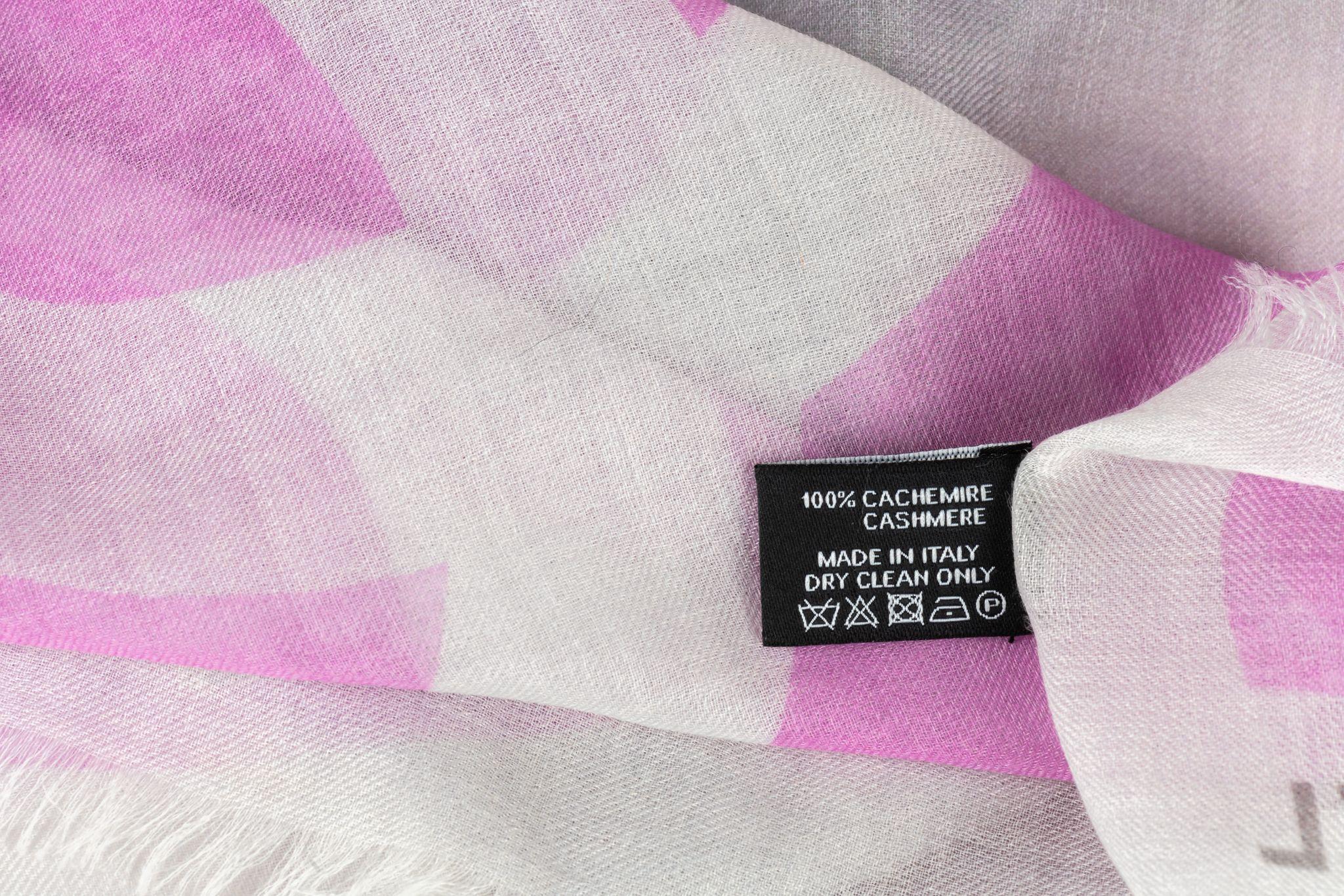 Chanel New Multicolor Kamelien-Schal (Grau) im Angebot