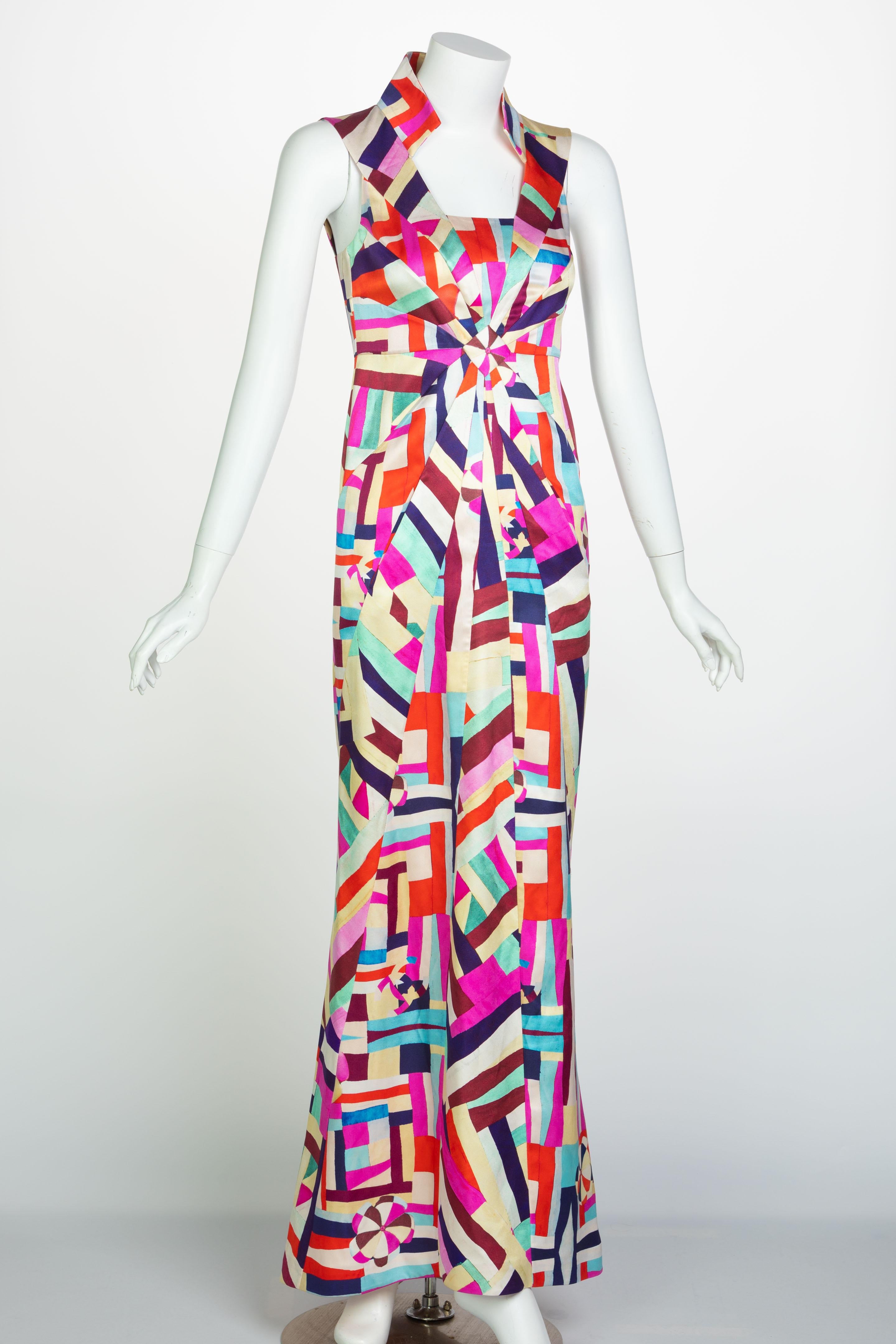Gris Chanel - Robe longue croisière à imprimé multicolore et découpes dans le dos, état neuf, 2016, avec étiquettes en vente