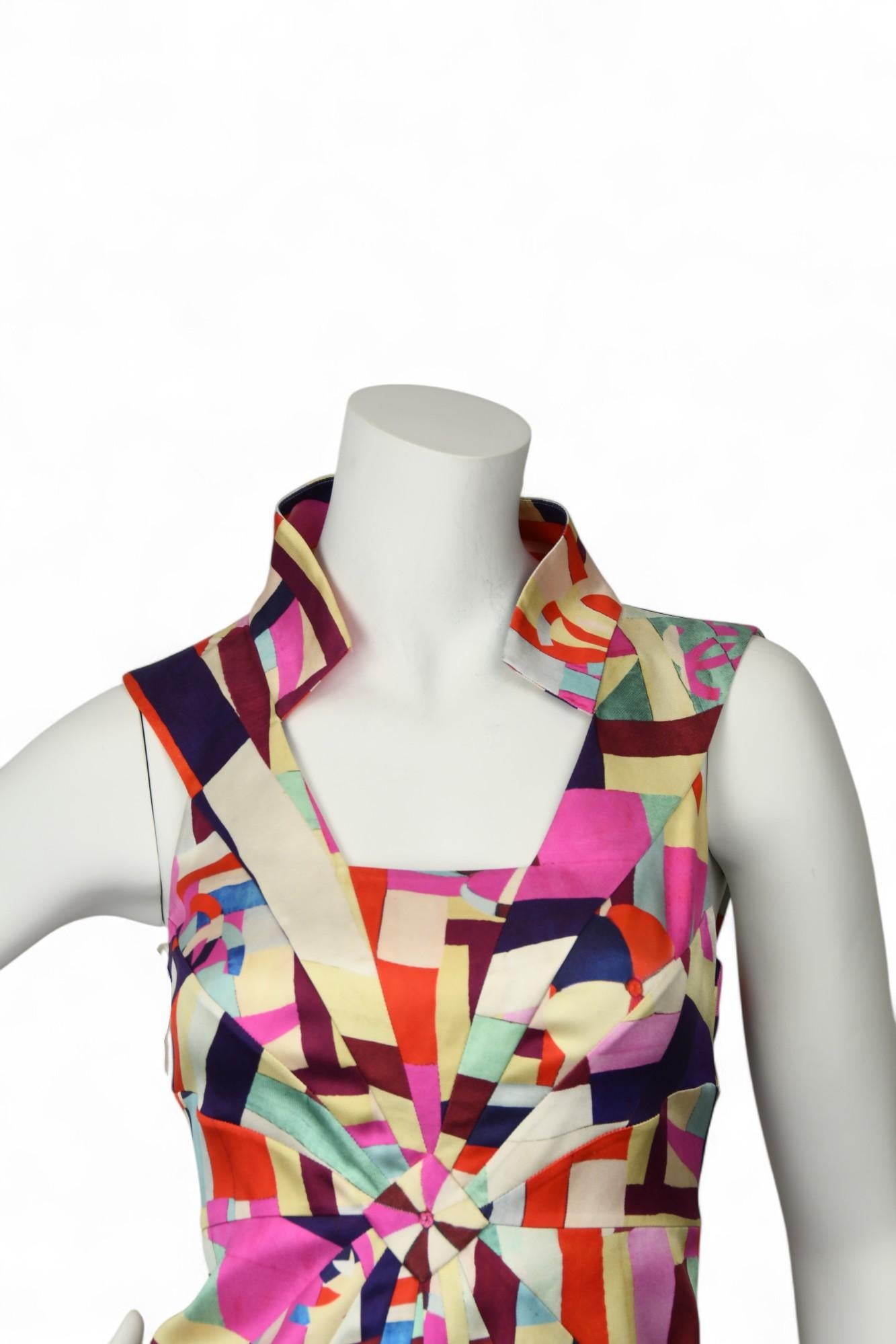 Dieses Maxikleid für die Cruise 2016 ist ein eindrucksvolles Beispiel für die Kunstfertigkeit von Chanel und wurde aus luxuriöser 100 %iger Seide mit einem lebhaften mehrfarbigen geometrischen Print gefertigt. Das ärmellose Modell verfügt über einen