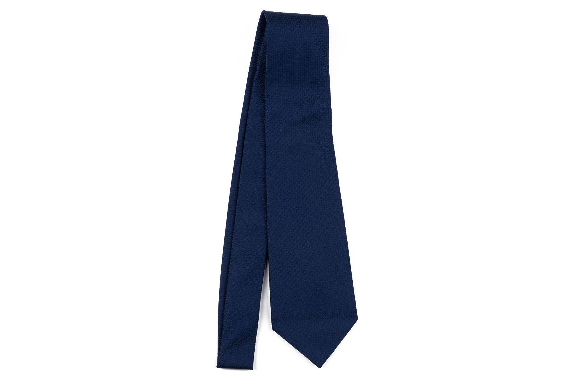 Cravate neuve Chanel bleu marine 100% soie. 
Label de composition, étiquette de marque et chaîne de signature. Livré avec l'enveloppe d'origine.