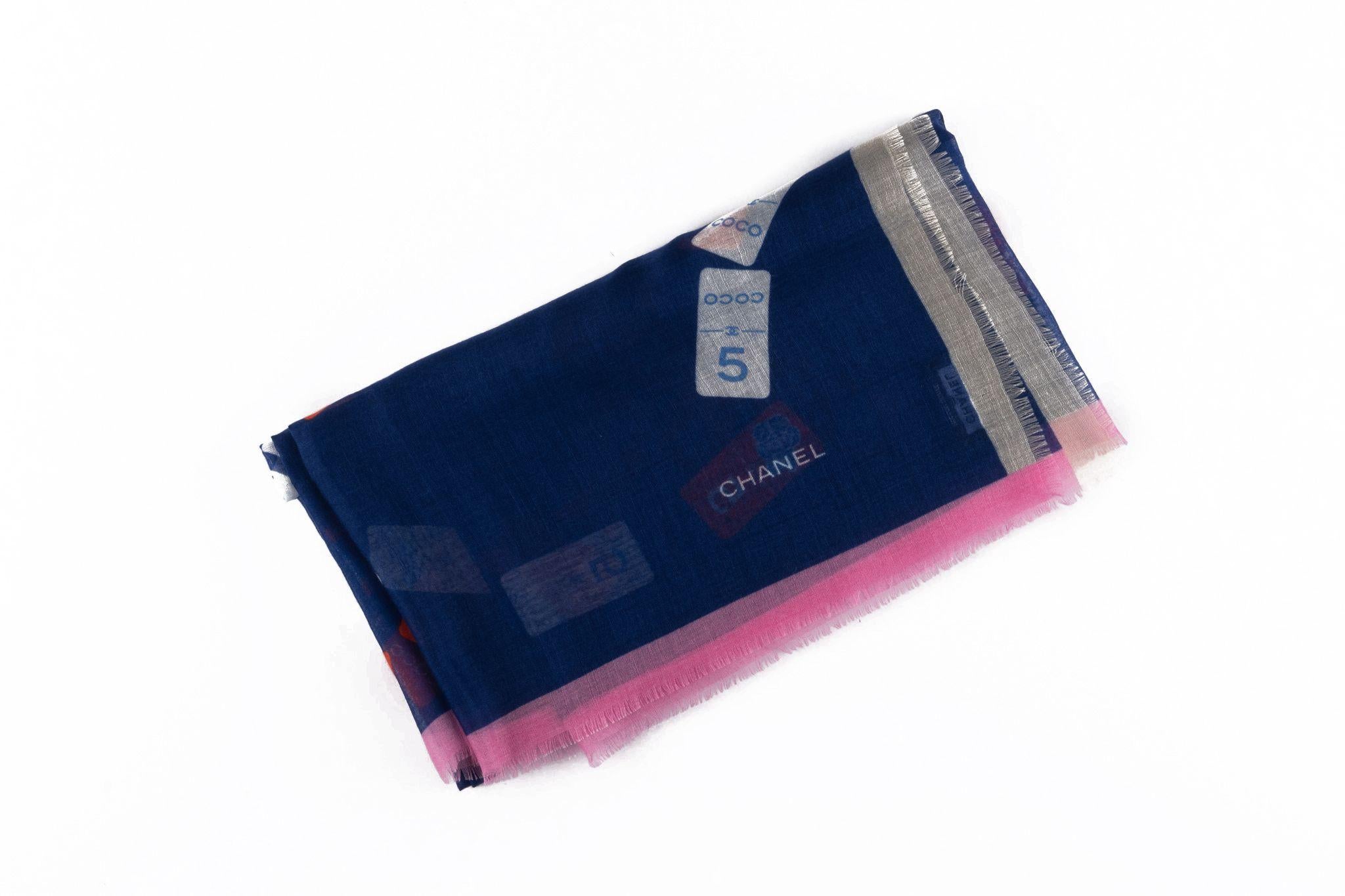 Este chal de cachemira azul marino, rojo y blanco de Chanel es el accesorio perfecto para cualquier ocasión, ya que mide 54