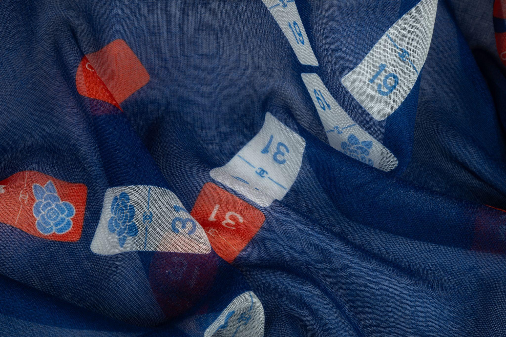 Chal de cachemira Chanel New Navy Blanco en Nuevo estado para la venta en West Hollywood, CA