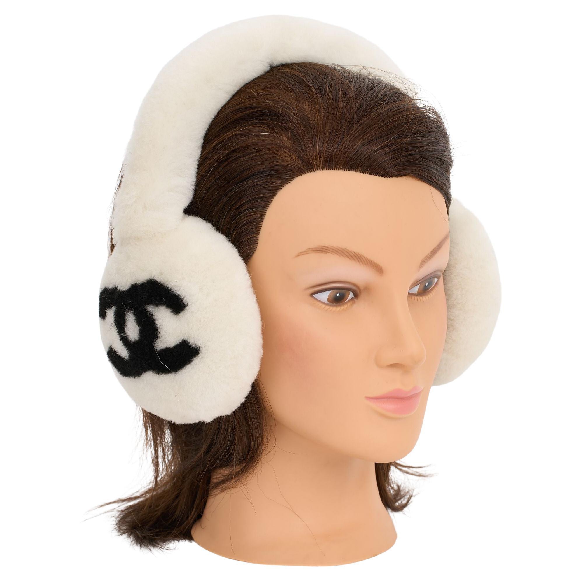 Chanel New Off-White Fur Logo Earmuffs (cache-oreilles avec logo en fourrure) en vente