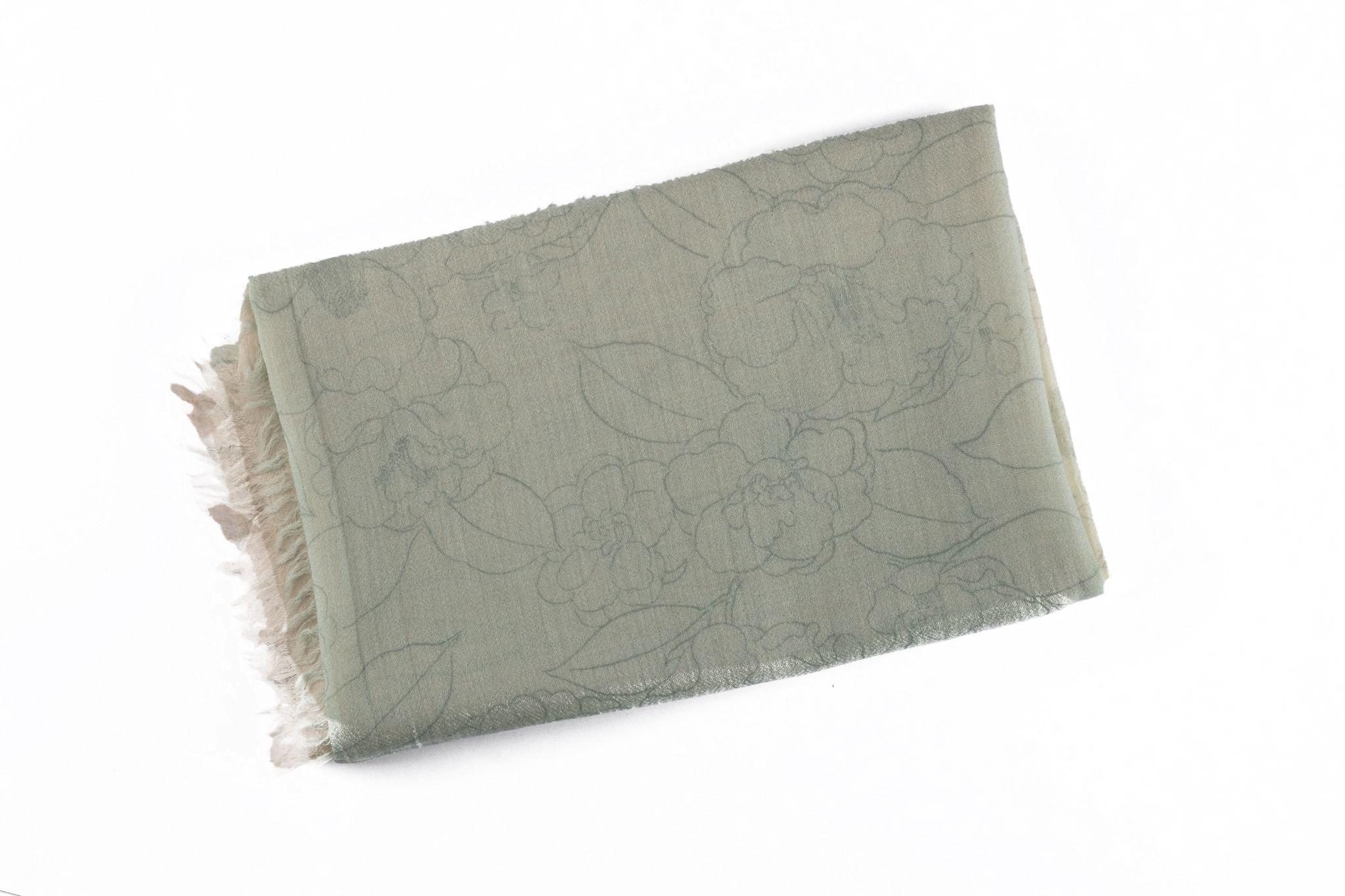 Este chal de cachemira Chanel Ombre presenta bellos tonos crema, natural y verde agua, que lo convierten en un clásico versátil con cualquier atuendo.