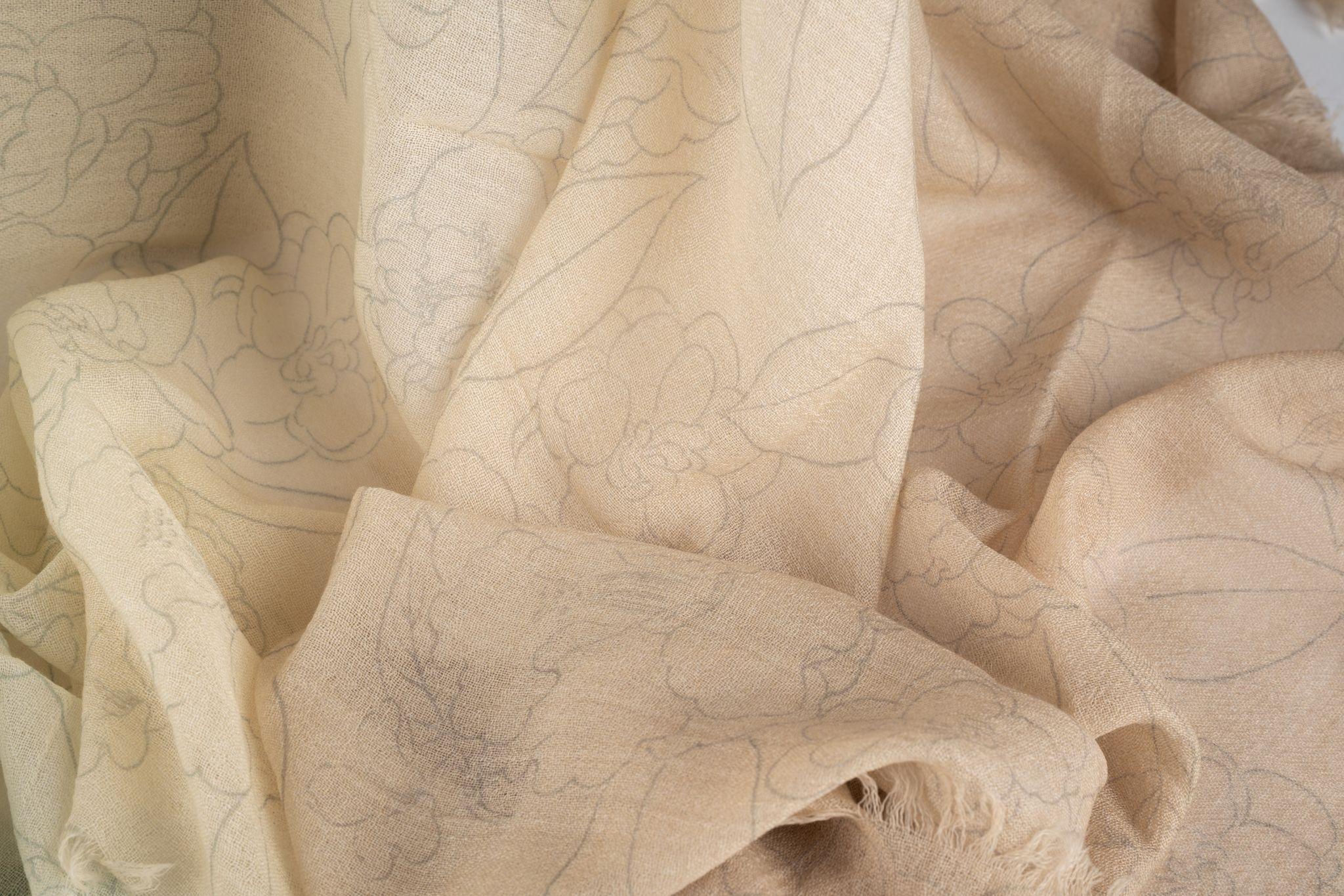 Chanel Nuevo chal de cachemira ombre en Nuevo estado para la venta en West Hollywood, CA