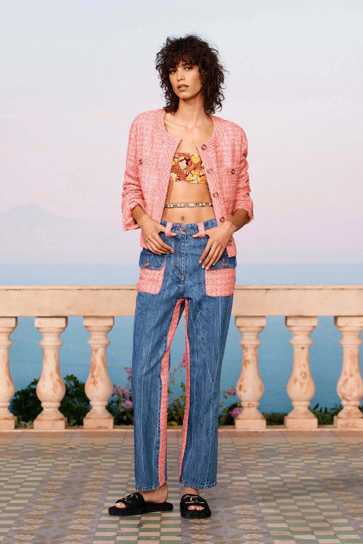 Chanel New Outstanding Tweed Jacket and Jeans Ensemble 38 FR für Damen oder Herren im Angebot