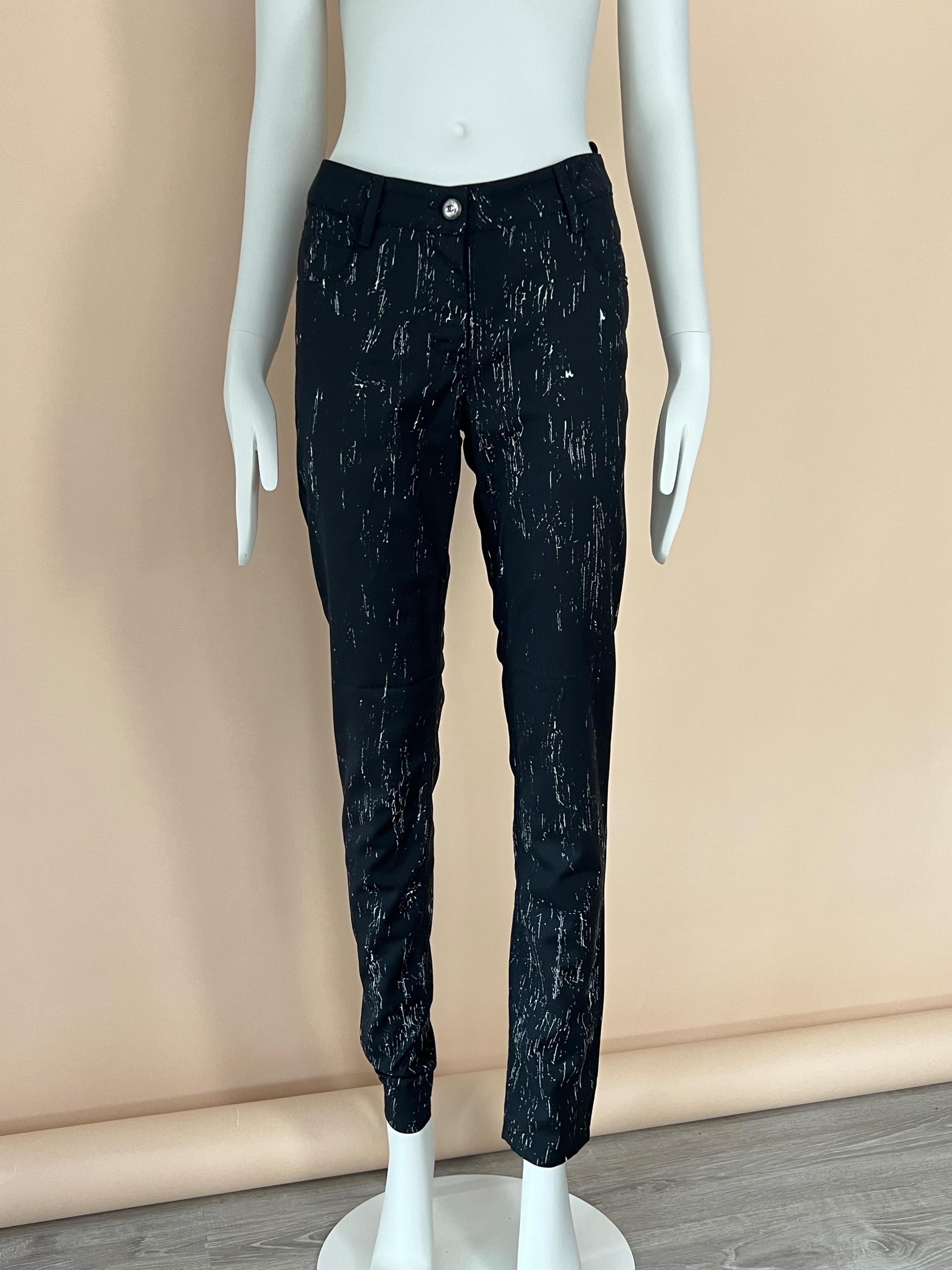 New Chanel black trousers with effect of ''white paint''
CC logo buttons and zipper at front, CC studs at pockets.
Size mark 38 fr.
Never Worn.