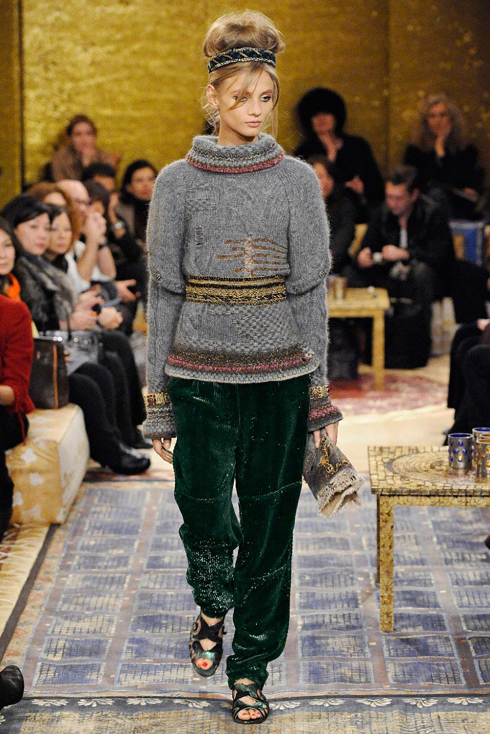 Exquisite Chanel fancy knit jumper from Runway of Paris / BYZANCE Collection by Karl Lagerfeld
- colours and detail like a masterpiece !
- CC logo charm at waist
- shimmering metallic accents & hand-woven trims
Size mark 36 FR / Condition: never worn