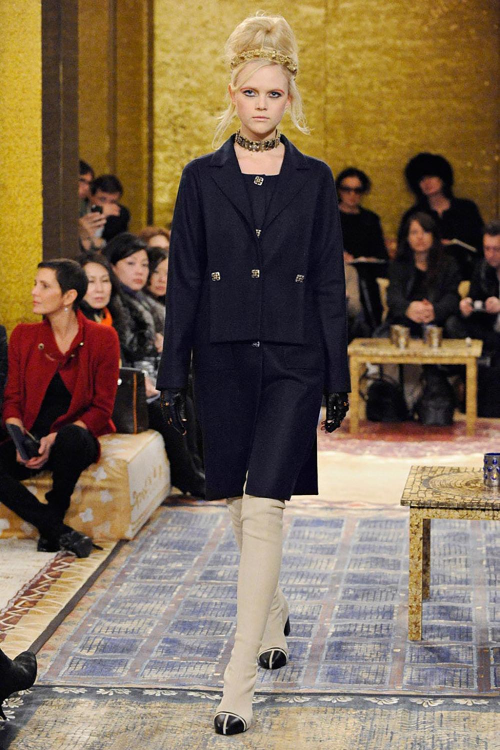Preciosa y rara chaqueta azul marino Chanel con botones joya Gripoix ~ de la Pasarela de París / Colección BYZANCE ~ Metiers d'Art del Maestro Lagerfeld 
Talla marca 40 FR / Estado: nunca usada
- forro de seda tonal, eslabón de cadena en el
