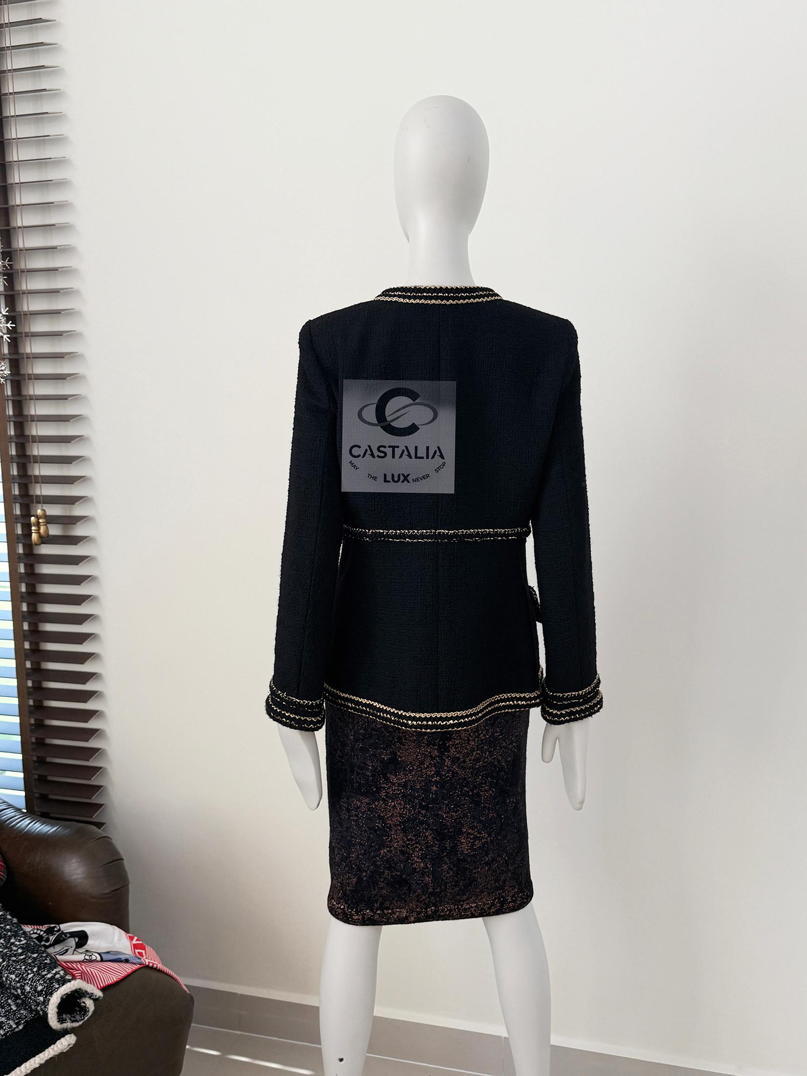 Chanel New Paris / Cosmopolite Black Tweed Jacket 40 FR For Sale 12