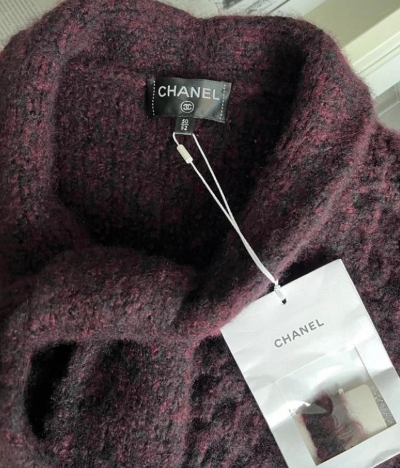 Neue atemberaubende Chanel Jacke aus Kaschmir und Seide Cape aus Paris / COSMOPOLITE 2017 Métiers d'Art Collection'S, 17A
- CC-Logo-Lucit-Knöpfe
Boutique-Preis um 6.000$
Größenbezeichnung 50/52 fr.