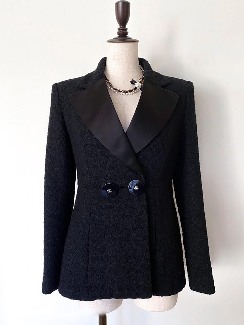 Chanel New Paris / Cosmopolite It-Girl Black Tweed Jacket For Sale 6
