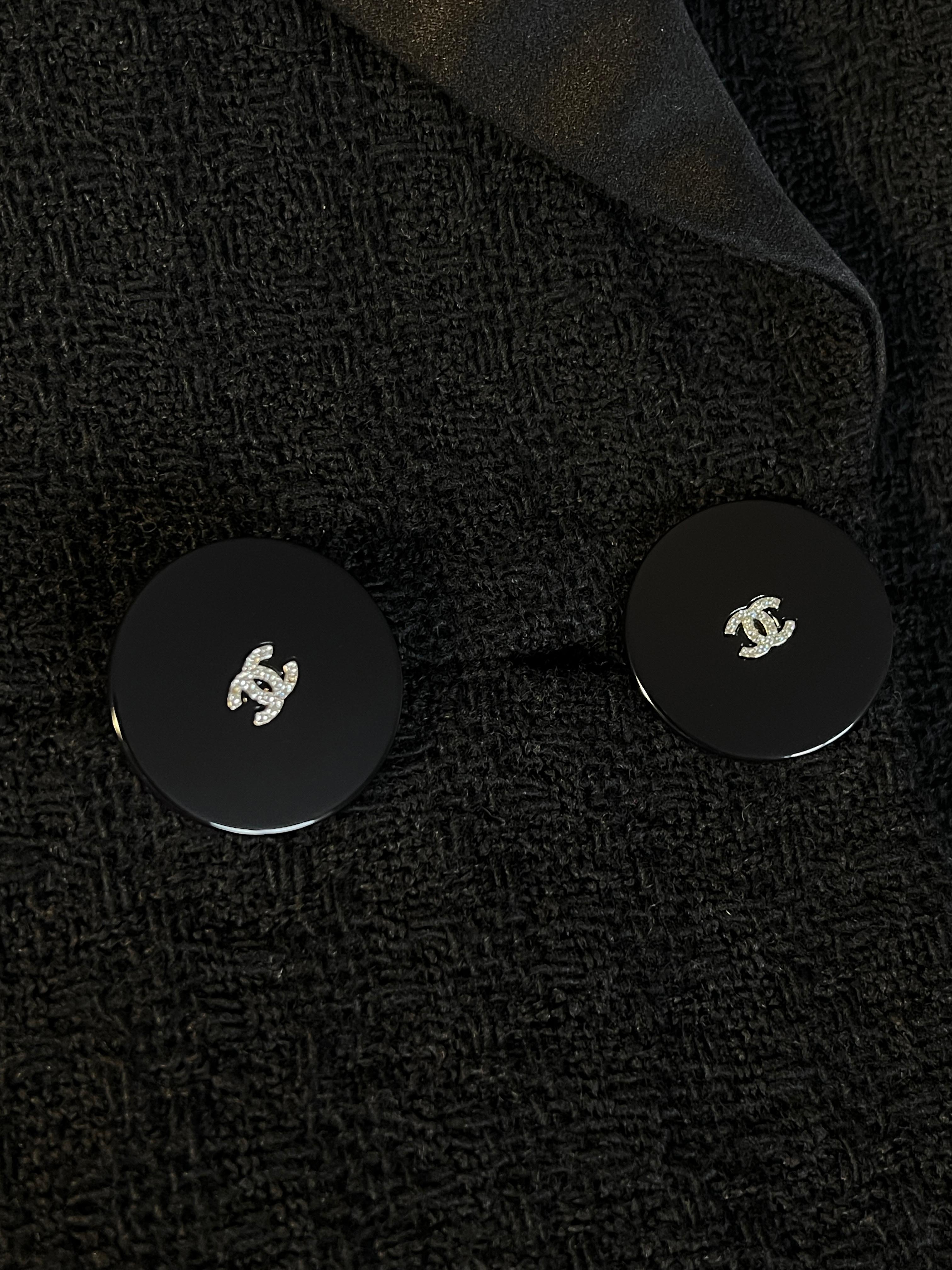 Chanel New Paris / Cosmopolite It-Girl Black Tweed Jacket For Sale 7